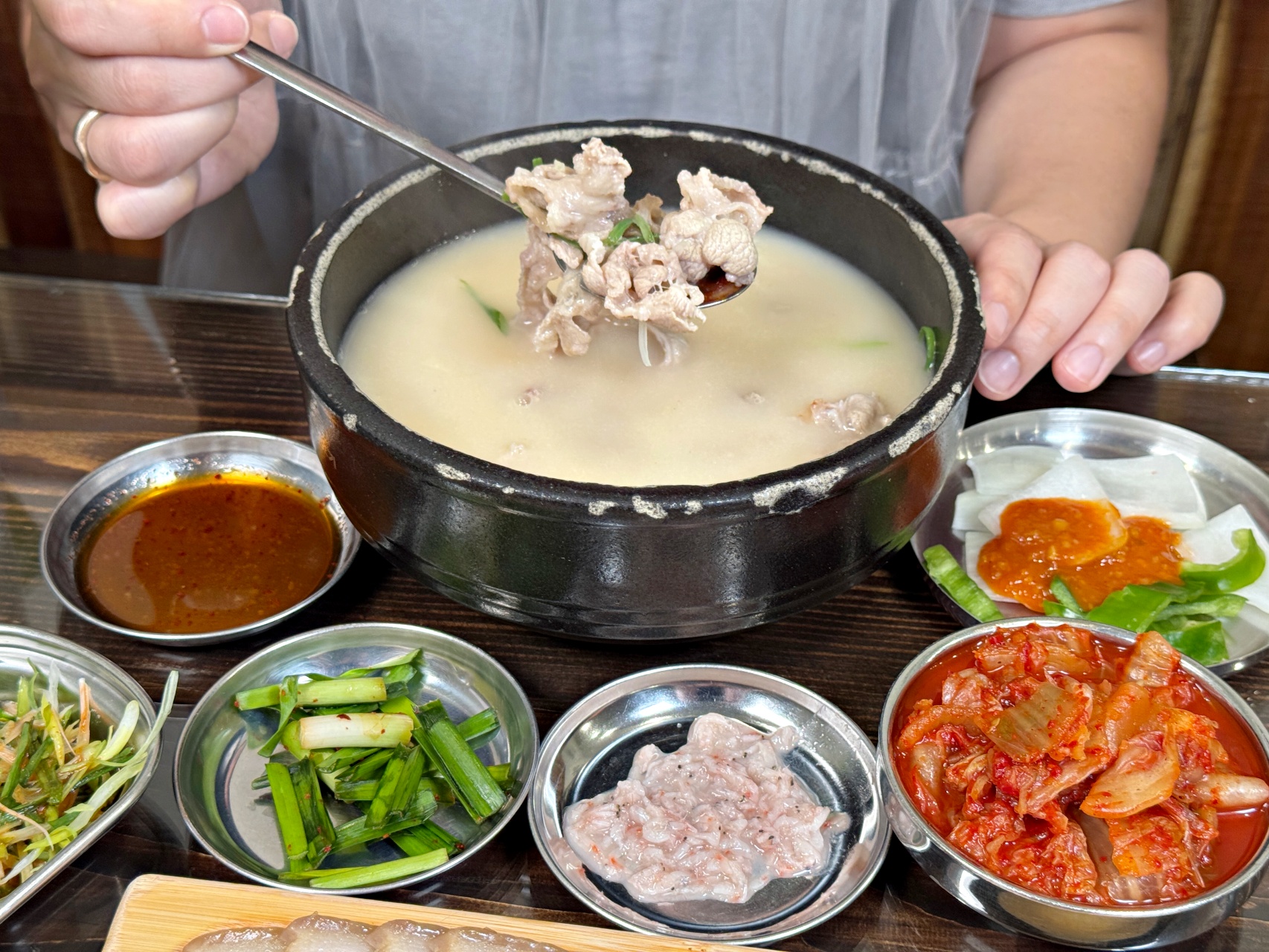 （有菜單）高雄豬肉湯飯『小月 釜山豬肉湯飯』大骨湯泡飯、辣炒年糕、韓食小吃美食推薦 @高雄美食底對