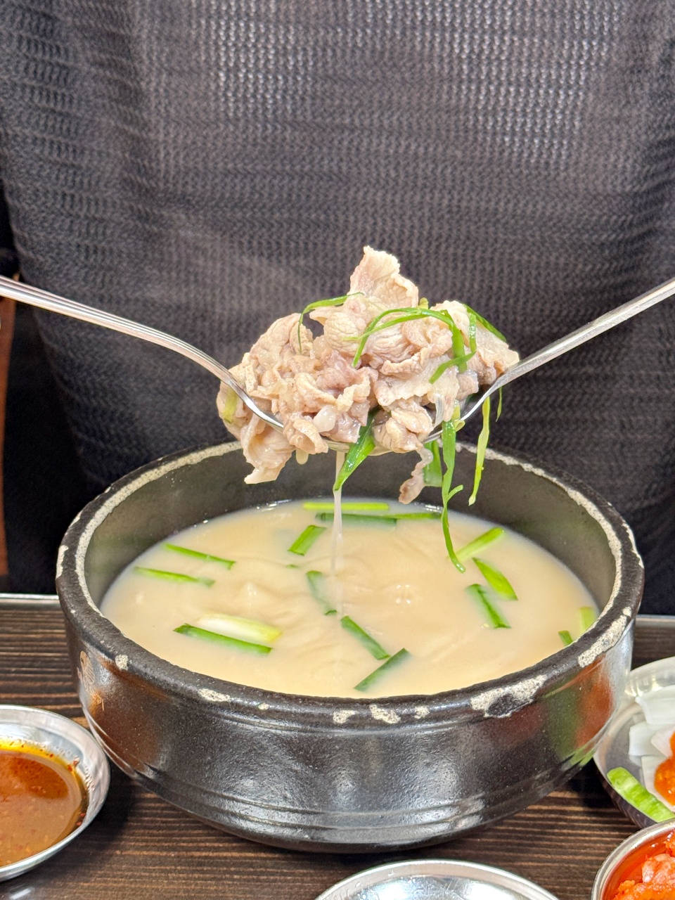（有菜單）高雄豬肉湯飯『小月 釜山豬肉湯飯』大骨湯泡飯、辣炒年糕、韓食小吃美食推薦 @高雄美食底對