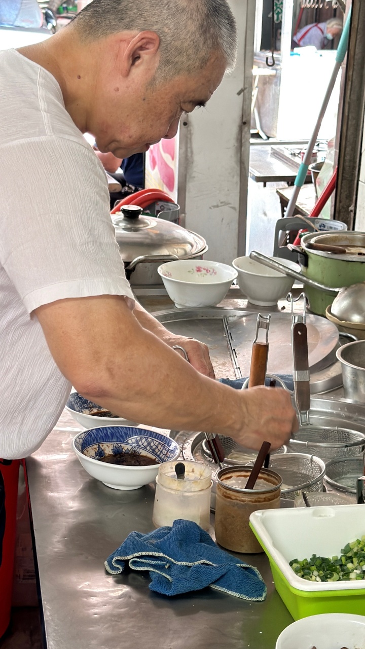 中都街美食 高雄平價美食『中都外省麵 牛肉麵』35元外省麵 手工麵條很Q彈 @高雄美食底對