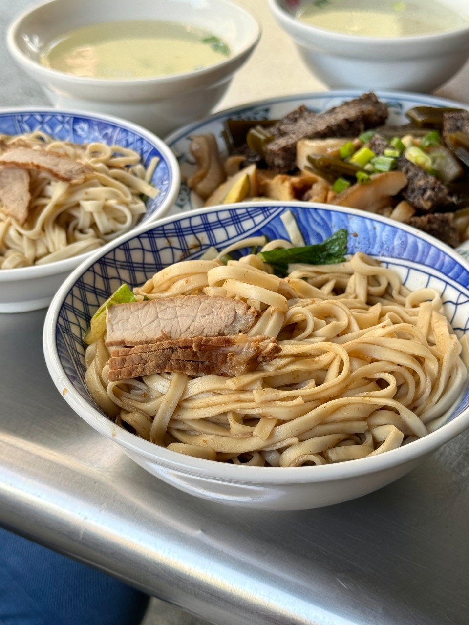 中都街美食 高雄平價美食『中都外省麵 牛肉麵』35元外省麵 手工麵條很Q彈 @高雄美食底對