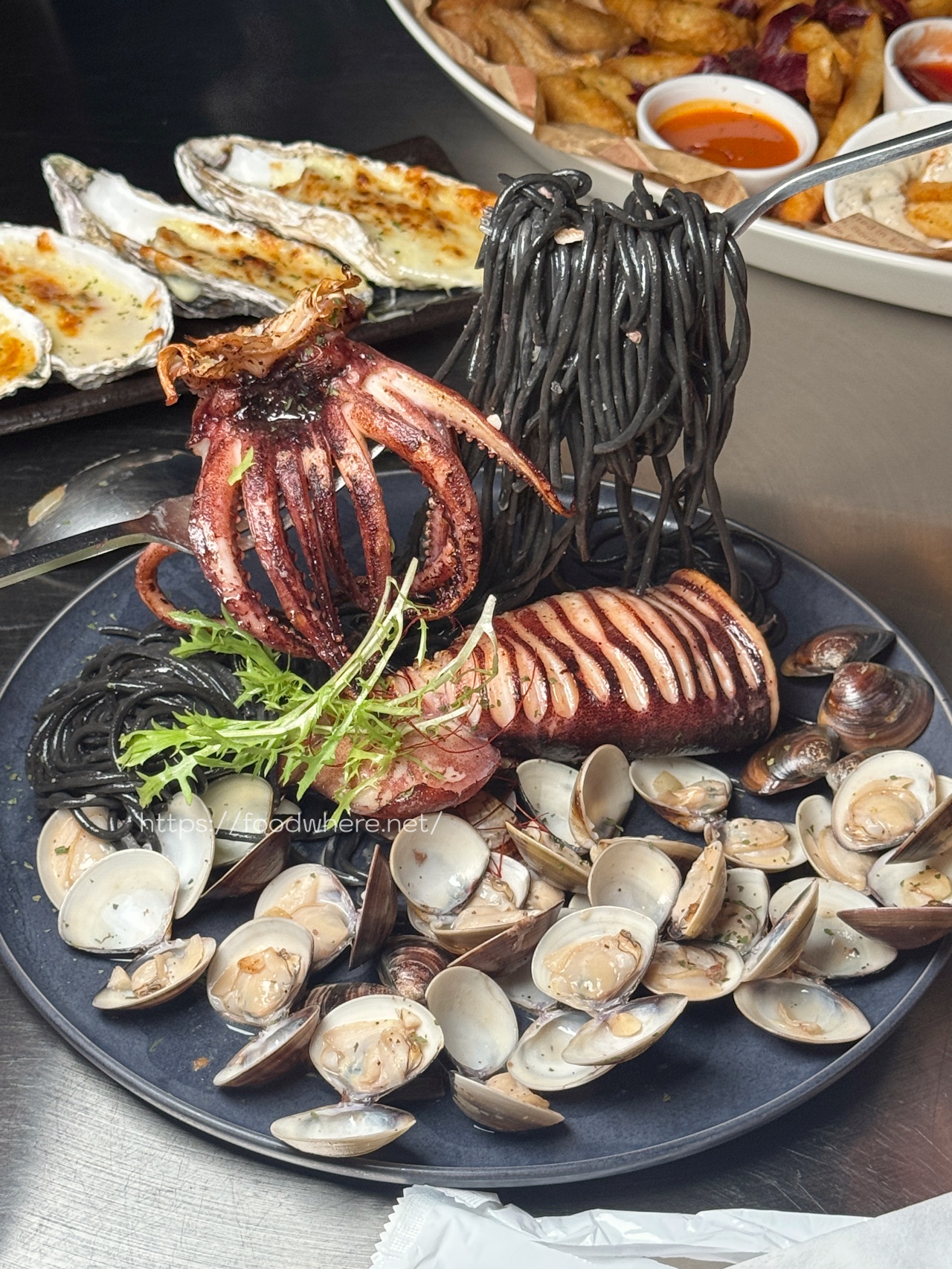 鹽埕區超強餐酒館『鸚鵡螺餐酒館』義大利麵招牌漢堡很厲害！週五脫口秀 壯觀啤酒牆 @高雄美食底對