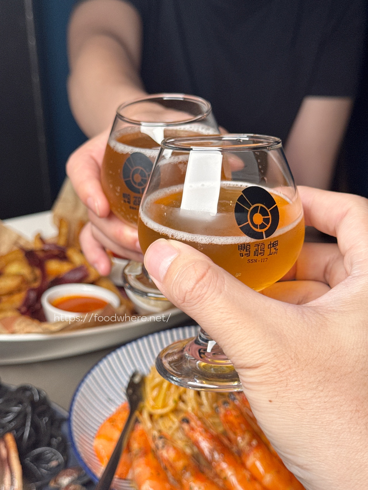 鹽埕區超強餐酒館『鸚鵡螺餐酒館』義大利麵招牌漢堡很厲害！週五脫口秀 壯觀啤酒牆 @高雄美食底對