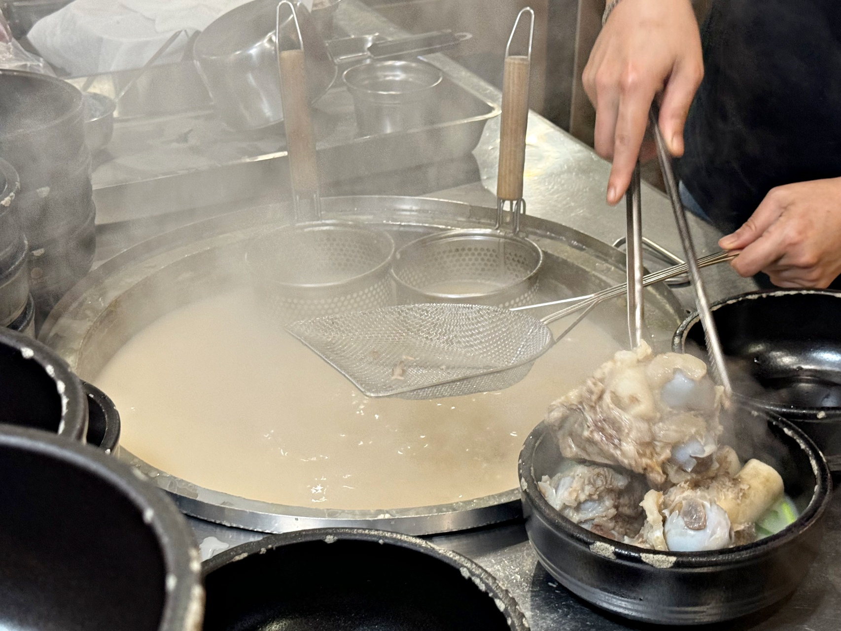 （有菜單）高雄豬肉湯飯『小月 釜山豬肉湯飯』大骨湯泡飯、辣炒年糕、韓食小吃美食推薦 @高雄美食底對