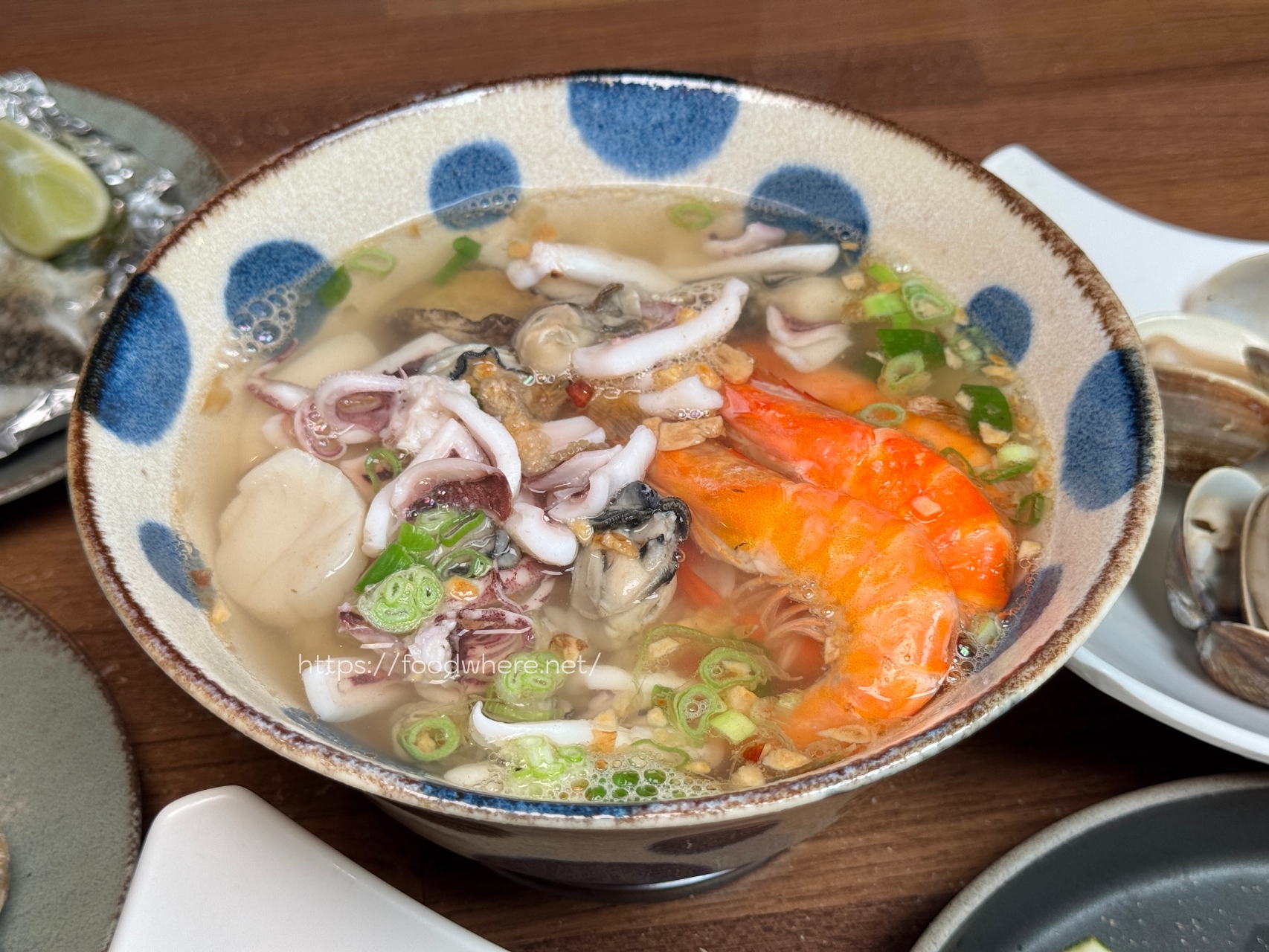 鳳山黃埔新村低調海鮮燒烤《蠔爽》日據時代老屋吃燒烤平價消費，烤鮮蚵100元！海鮮湯飯、海鮮叻沙麵必點 @高雄美食底對