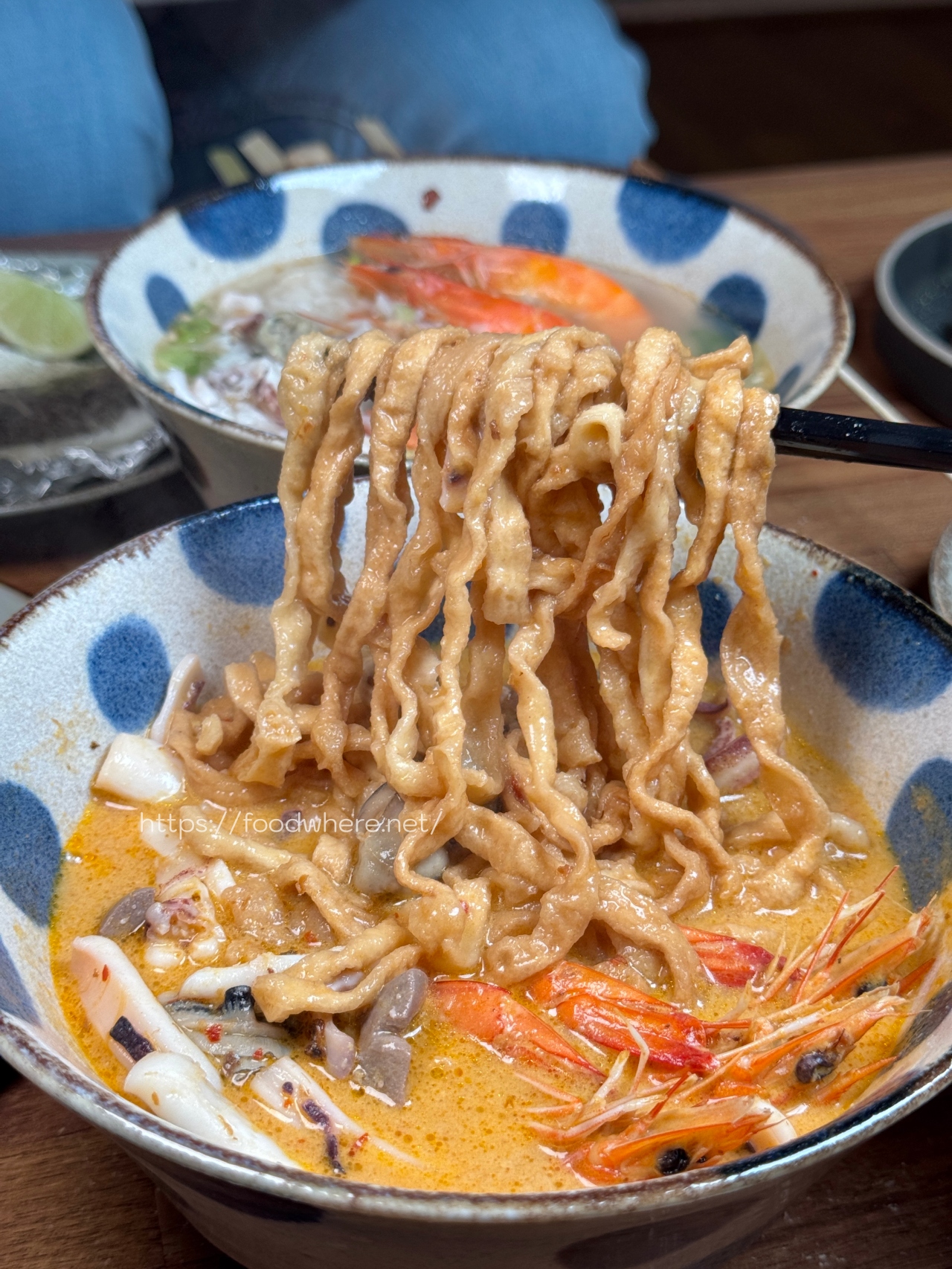 鳳山黃埔新村低調海鮮燒烤《蠔爽》日據時代老屋吃燒烤平價消費，烤鮮蚵100元！海鮮湯飯、海鮮叻沙麵必點 @高雄美食底對