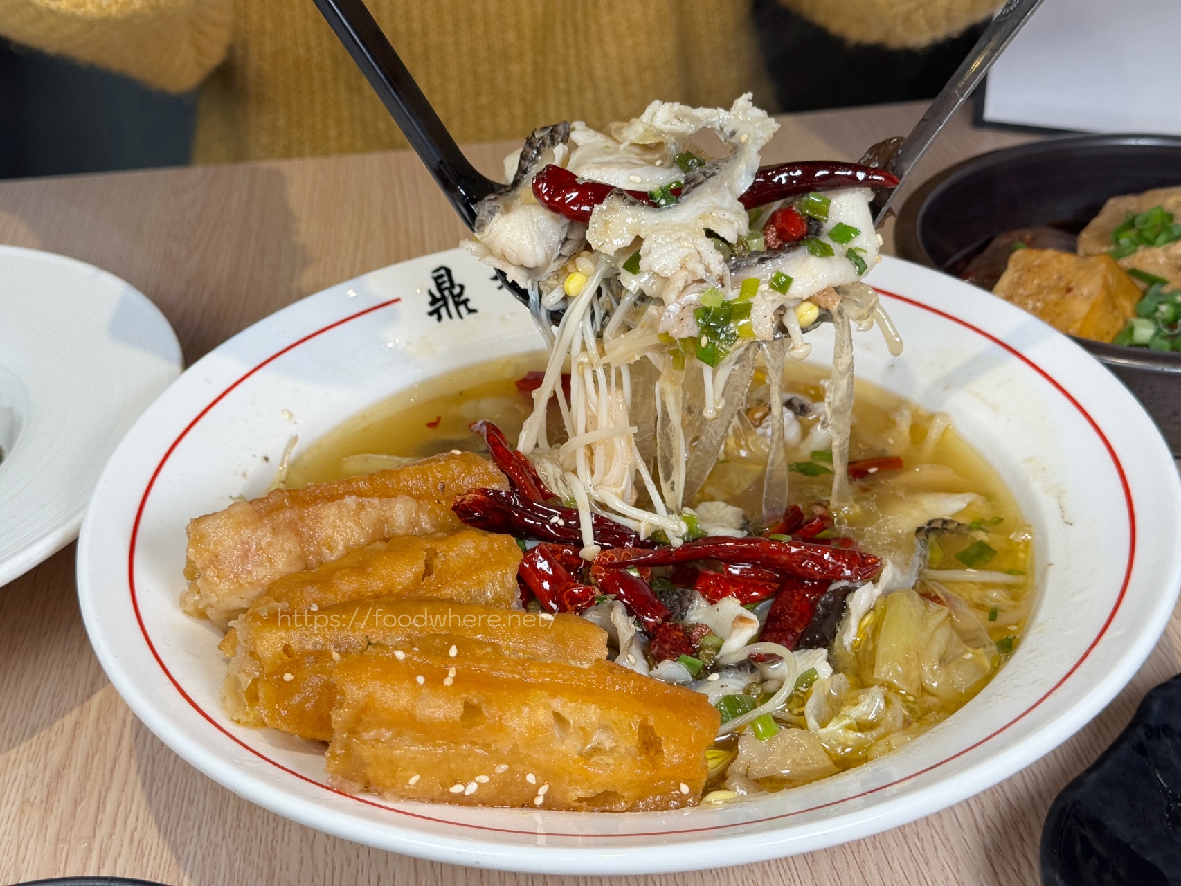 文藻附近鼎中路『鼎香麻辣乾鍋酸菜魚』平價版酸菜魚+ 秤重計價麻辣乾鍋 @高雄美食底對