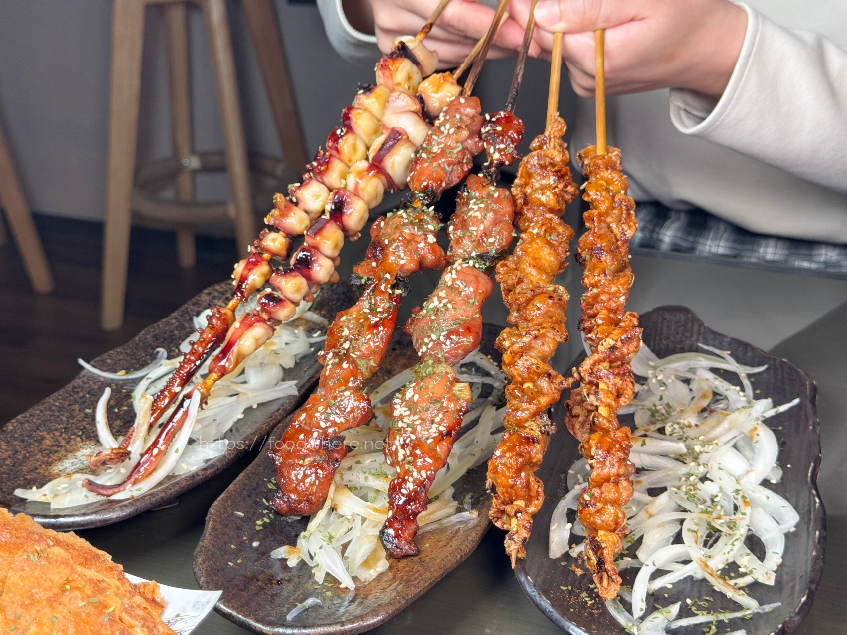 高雄餐酒館推薦『末憂Bistro』餐點平價好吃！辣椒拌麵神好吃～烤串霸氣的雙倍尺寸 @高雄美食底對
