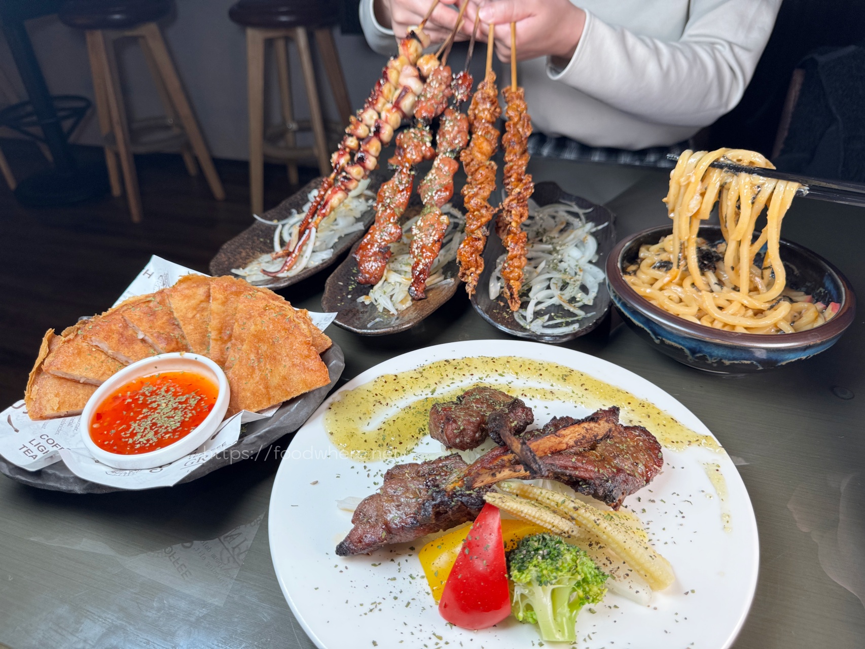 高雄餐酒館推薦『末憂Bistro』餐點平價好吃！辣椒拌麵神好吃～烤串霸氣的雙倍尺寸 @高雄美食底對