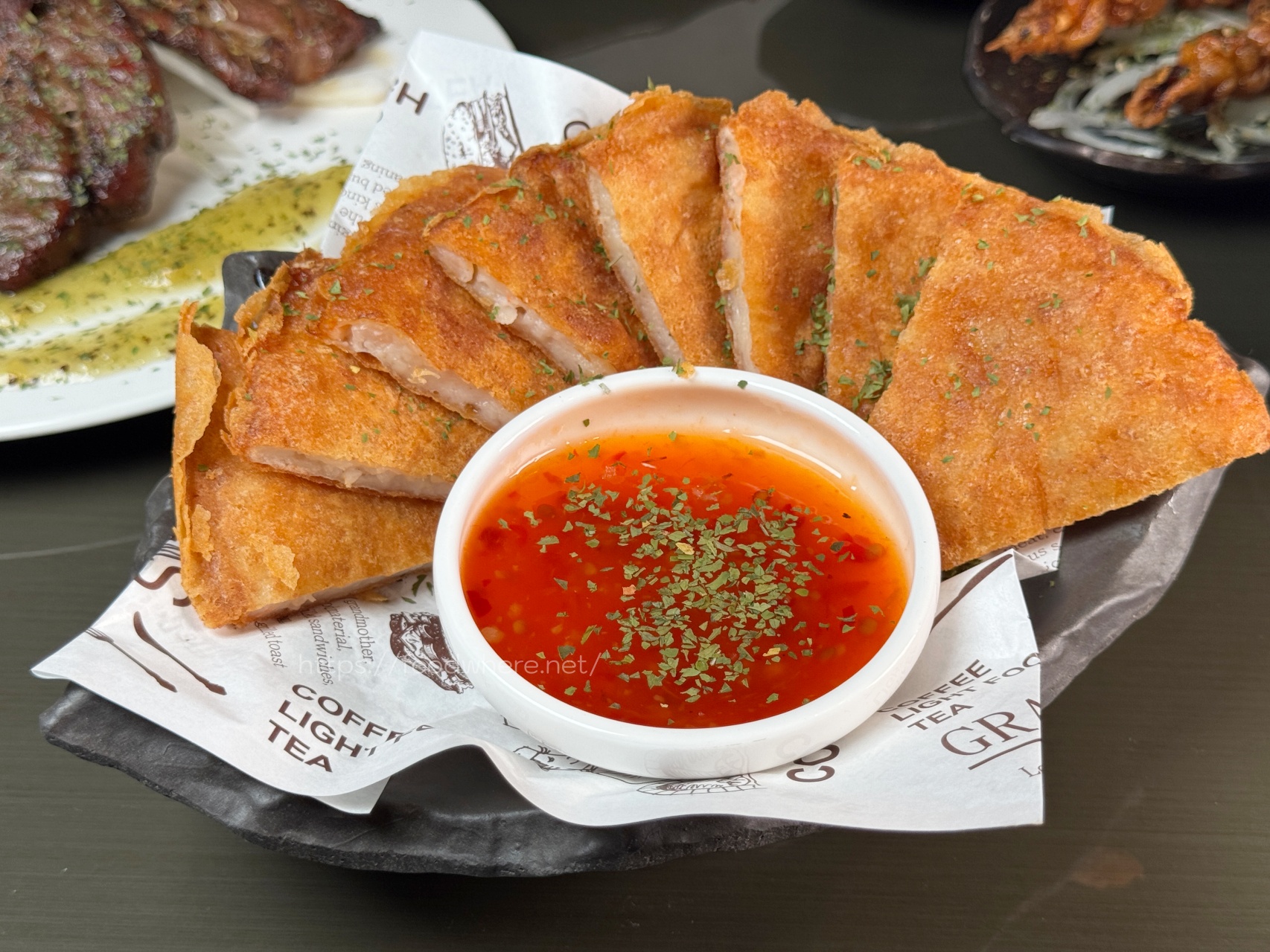 高雄餐酒館推薦『末憂Bistro』餐點平價好吃！辣椒拌麵神好吃～烤串霸氣的雙倍尺寸 @高雄美食底對