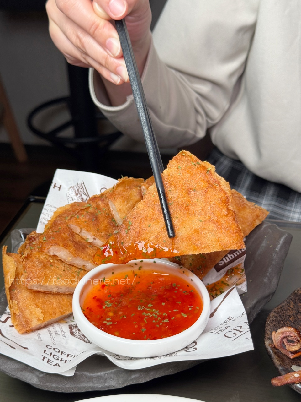 高雄餐酒館推薦『末憂Bistro』餐點平價好吃！辣椒拌麵神好吃～烤串霸氣的雙倍尺寸 @高雄美食底對