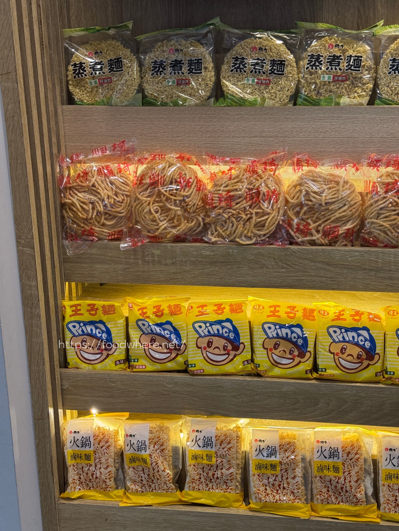 熱河街宵夜美食《呷辣麻辣干鍋－熱河店》道地重慶麻辣乾鍋 ，秤重計價內用白飯、紅茶、雞湯無限量供應 @高雄美食底對
