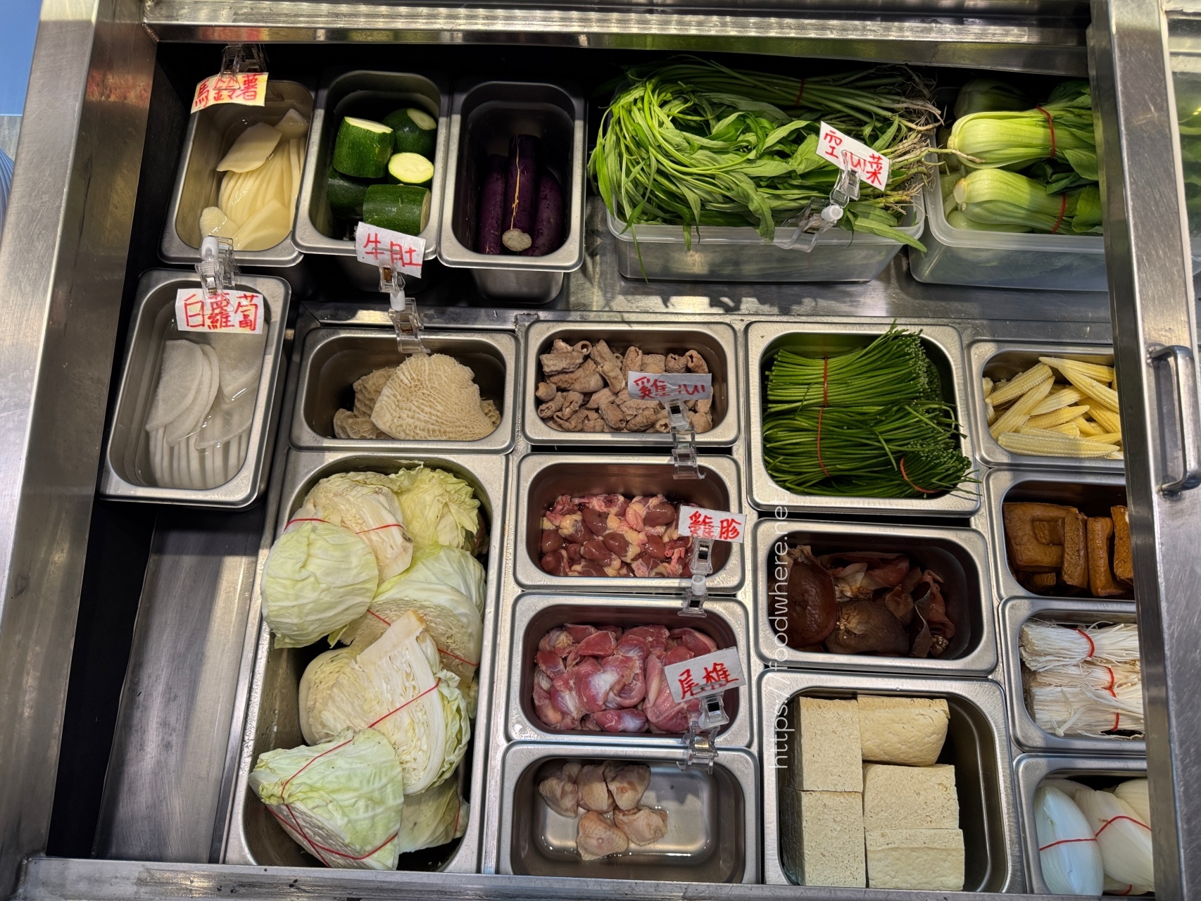 熱河街宵夜美食《呷辣麻辣干鍋－熱河店》道地重慶麻辣乾鍋 ，秤重計價內用白飯、紅茶、雞湯無限量供應 @高雄美食底對