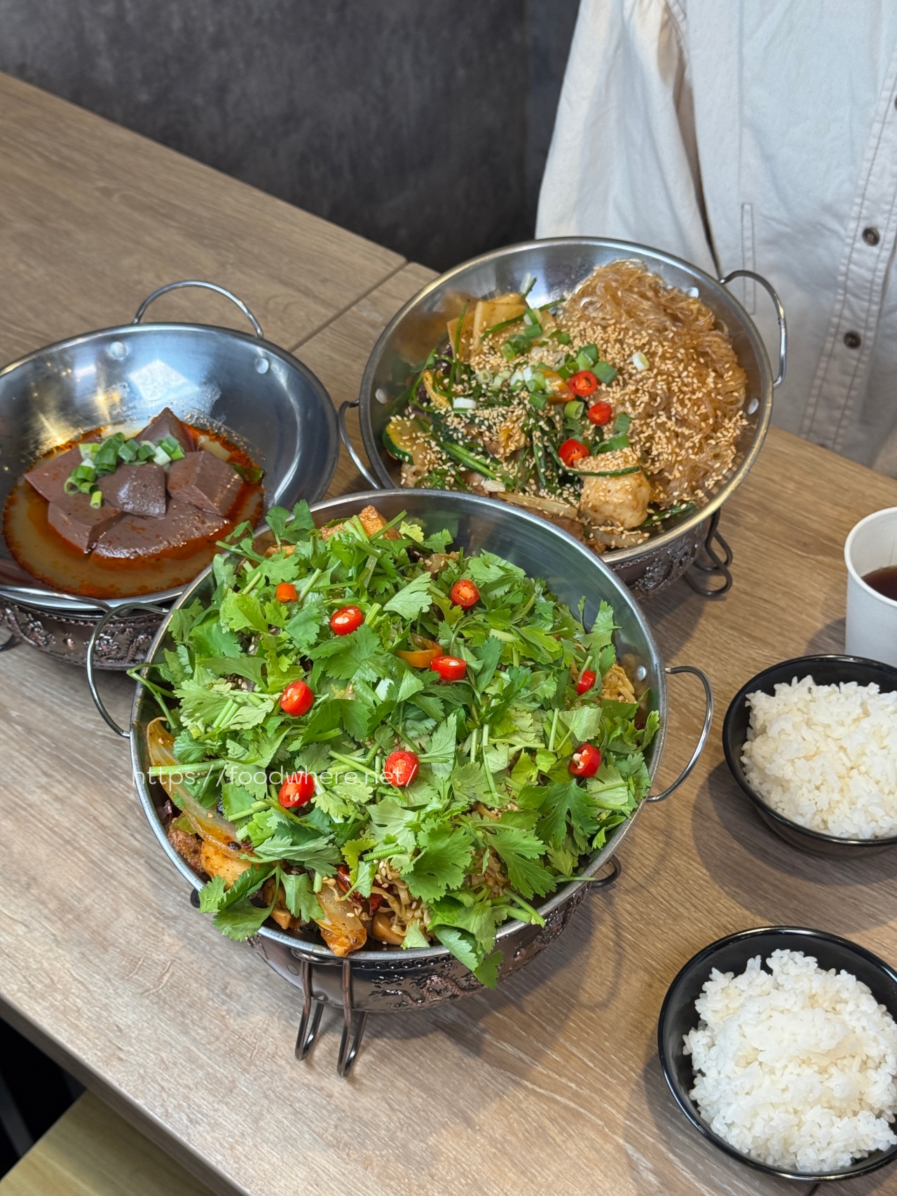 熱河街宵夜美食《呷辣麻辣干鍋－熱河店》道地重慶麻辣乾鍋 ，秤重計價內用白飯、紅茶、雞湯無限量供應 @高雄美食底對
