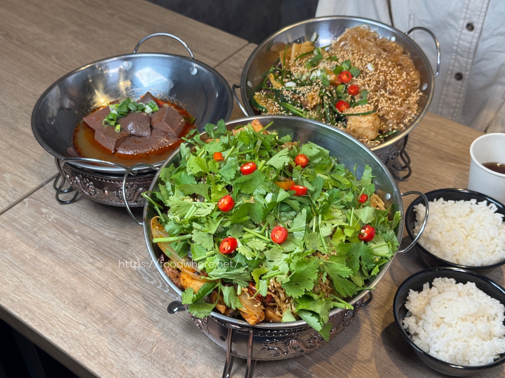 熱河街宵夜美食《呷辣麻辣干鍋－熱河店》道地重慶麻辣乾鍋 ，秤重計價內用白飯、紅茶、雞湯無限量供應 @高雄美食底對