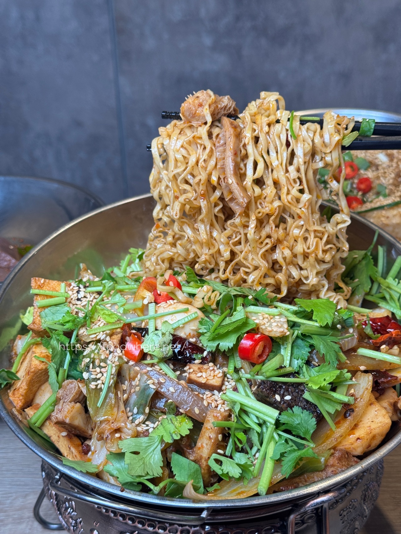 熱河街宵夜美食《呷辣麻辣干鍋－熱河店》道地重慶麻辣乾鍋 ，秤重計價內用白飯、紅茶、雞湯無限量供應 @高雄美食底對