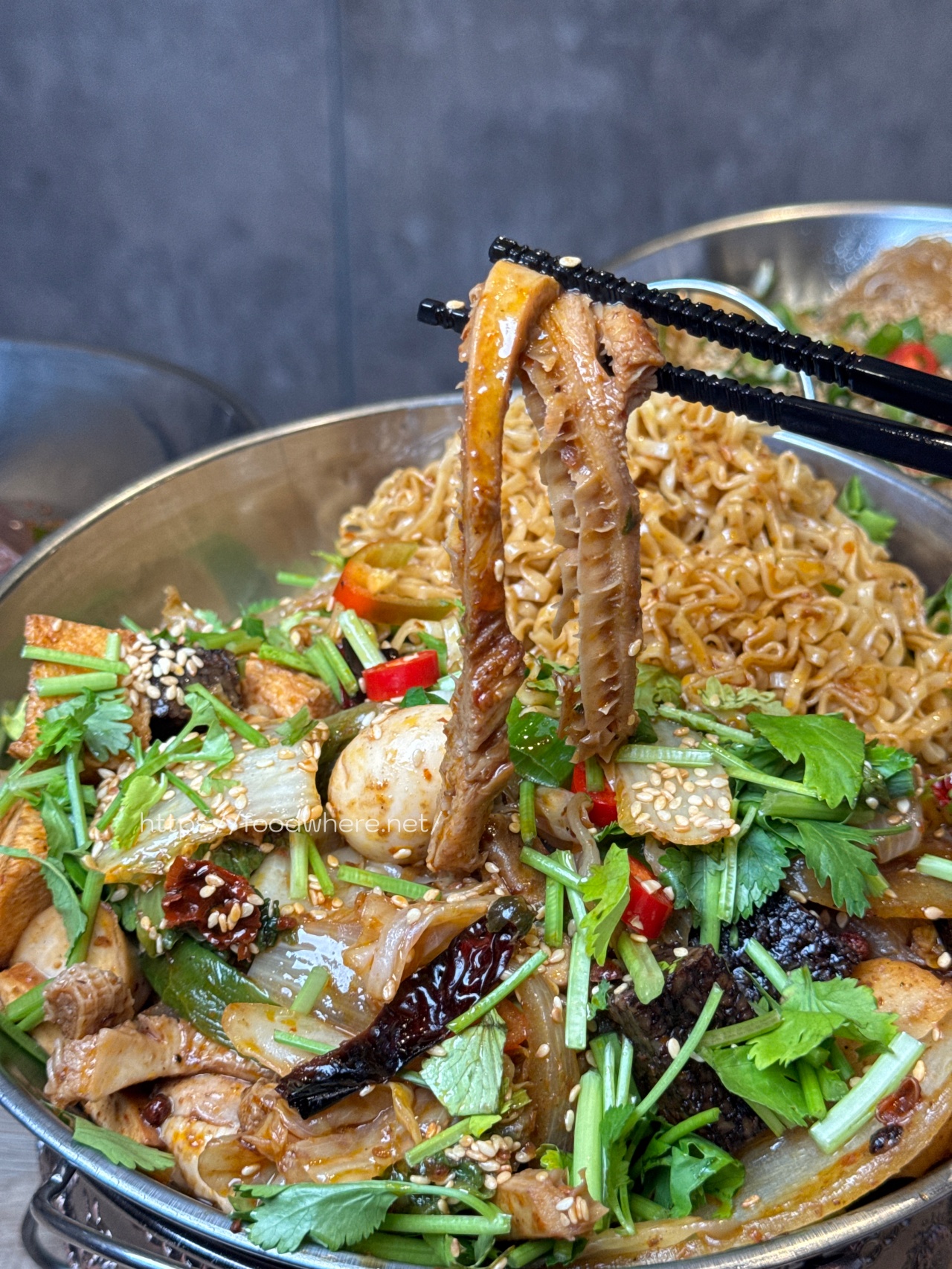 熱河街宵夜美食《呷辣麻辣干鍋－熱河店》道地重慶麻辣乾鍋 ，秤重計價內用白飯、紅茶、雞湯無限量供應 @高雄美食底對