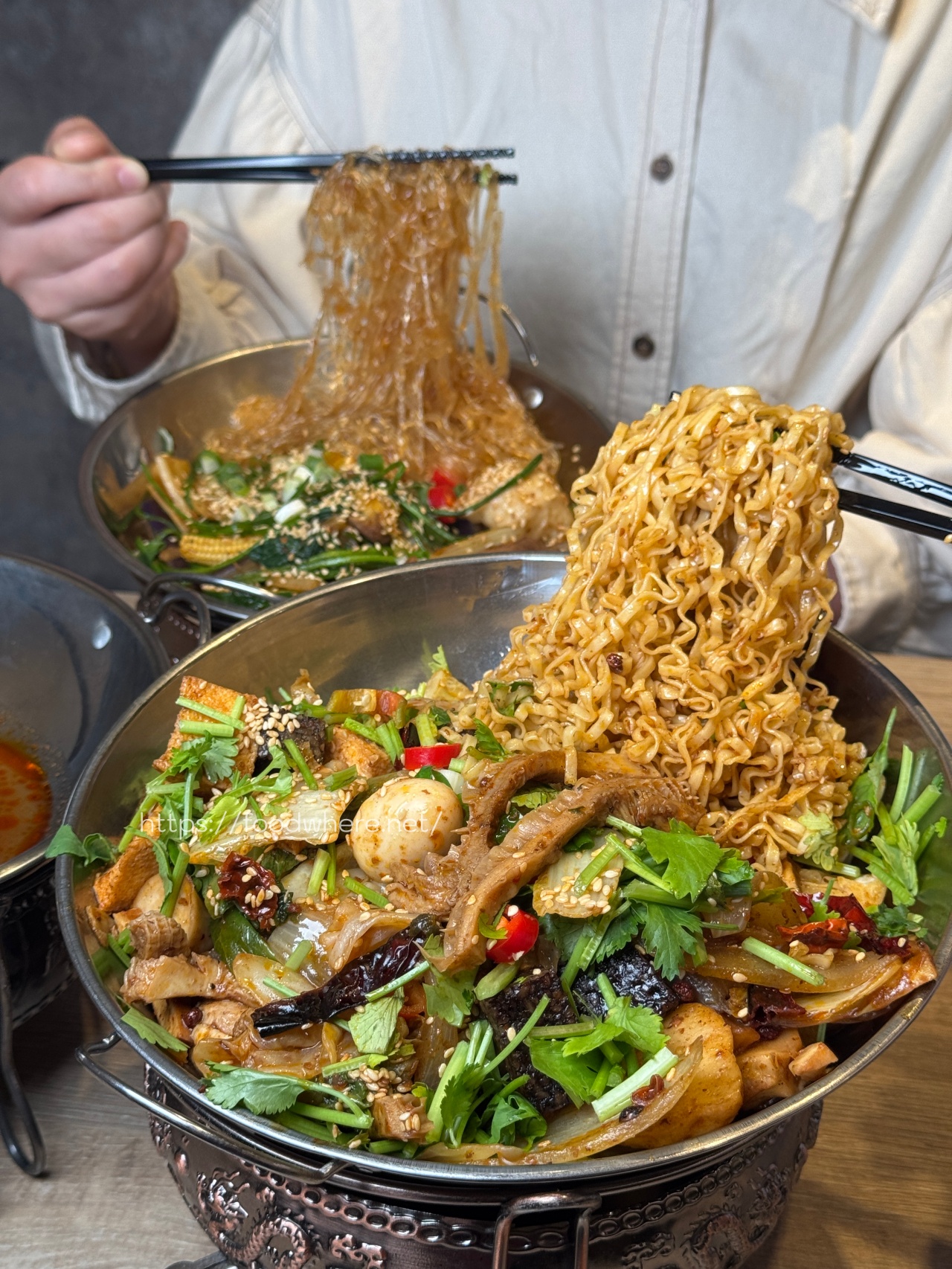 熱河街宵夜美食《呷辣麻辣干鍋－熱河店》道地重慶麻辣乾鍋 ，秤重計價內用白飯、紅茶、雞湯無限量供應 @高雄美食底對