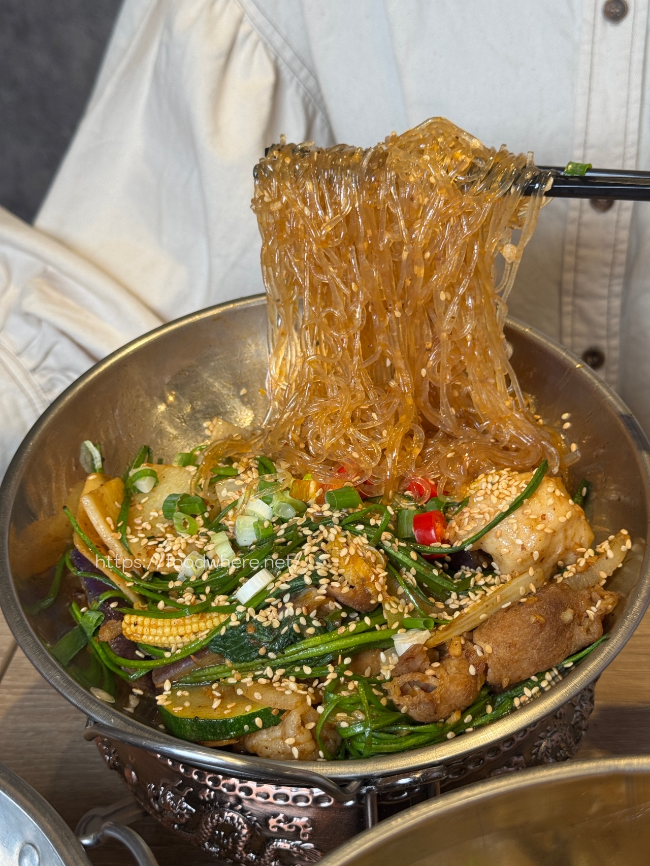 熱河街宵夜美食《呷辣麻辣干鍋－熱河店》道地重慶麻辣乾鍋 ，秤重計價內用白飯、紅茶、雞湯無限量供應 @高雄美食底對