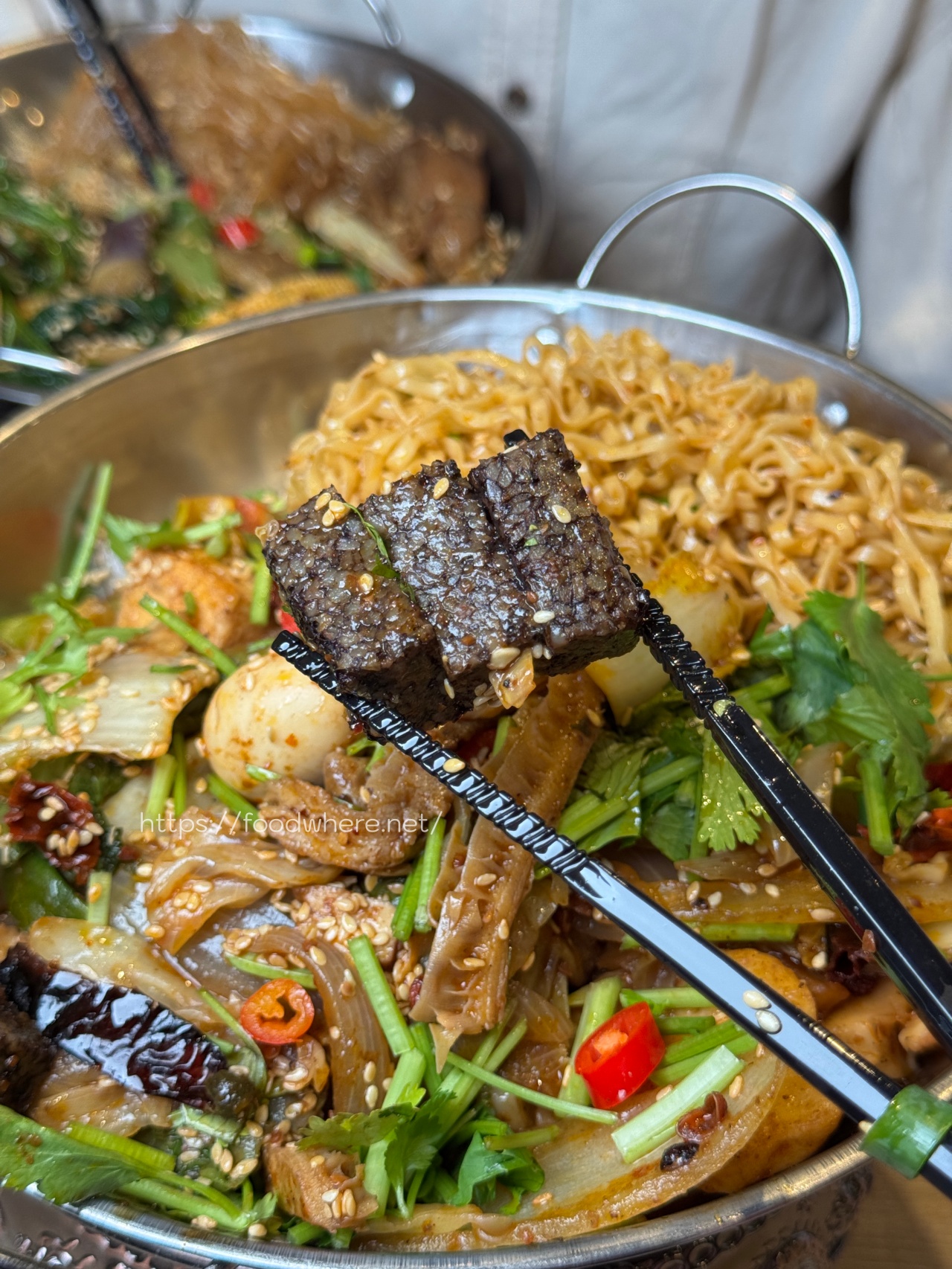 熱河街宵夜美食《呷辣麻辣干鍋－熱河店》道地重慶麻辣乾鍋 ，秤重計價內用白飯、紅茶、雞湯無限量供應 @高雄美食底對
