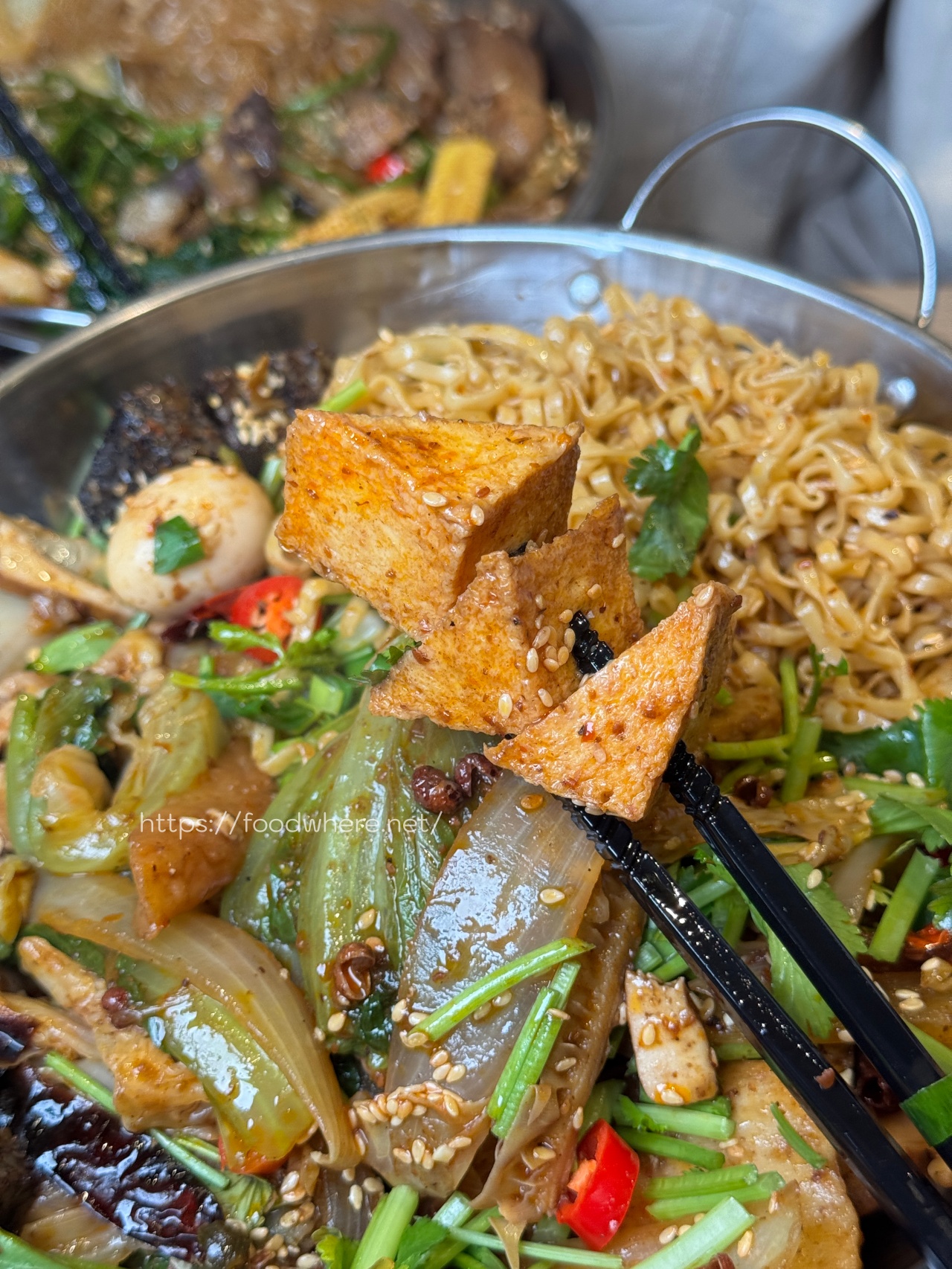 熱河街宵夜美食《呷辣麻辣干鍋－熱河店》道地重慶麻辣乾鍋 ，秤重計價內用白飯、紅茶、雞湯無限量供應 @高雄美食底對