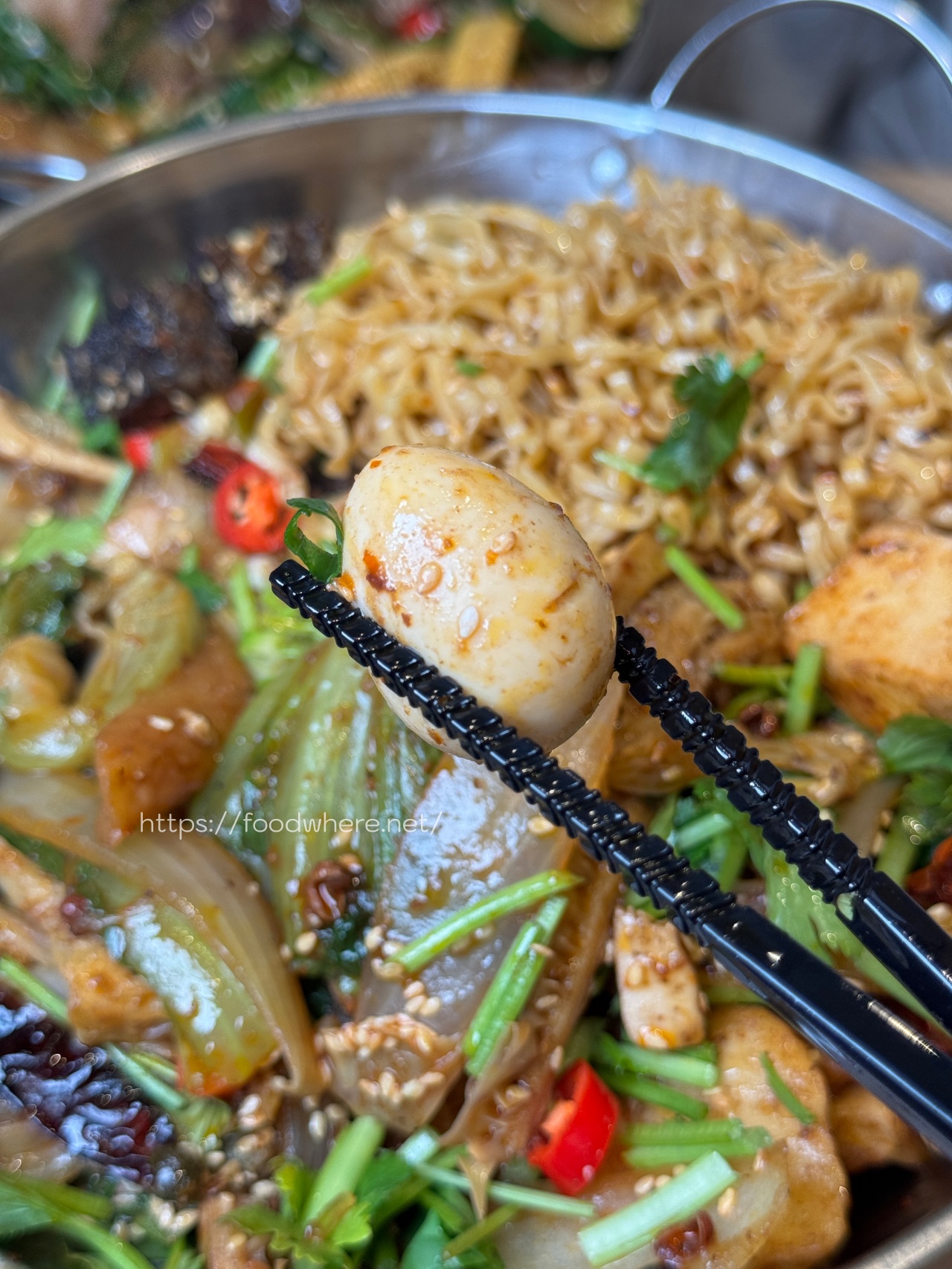 熱河街宵夜美食《呷辣麻辣干鍋－熱河店》道地重慶麻辣乾鍋 ，秤重計價內用白飯、紅茶、雞湯無限量供應 @高雄美食底對