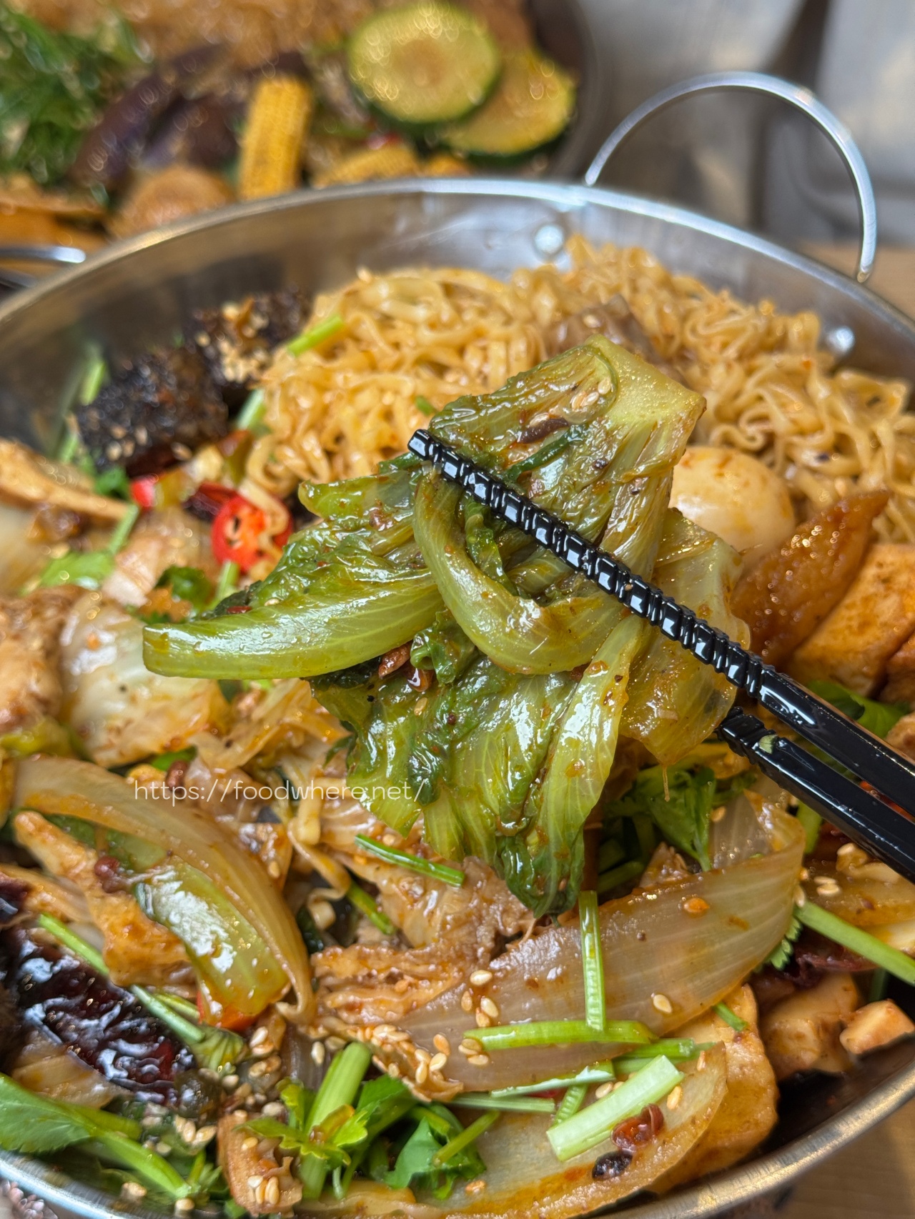 熱河街宵夜美食《呷辣麻辣干鍋－熱河店》道地重慶麻辣乾鍋 ，秤重計價內用白飯、紅茶、雞湯無限量供應 @高雄美食底對