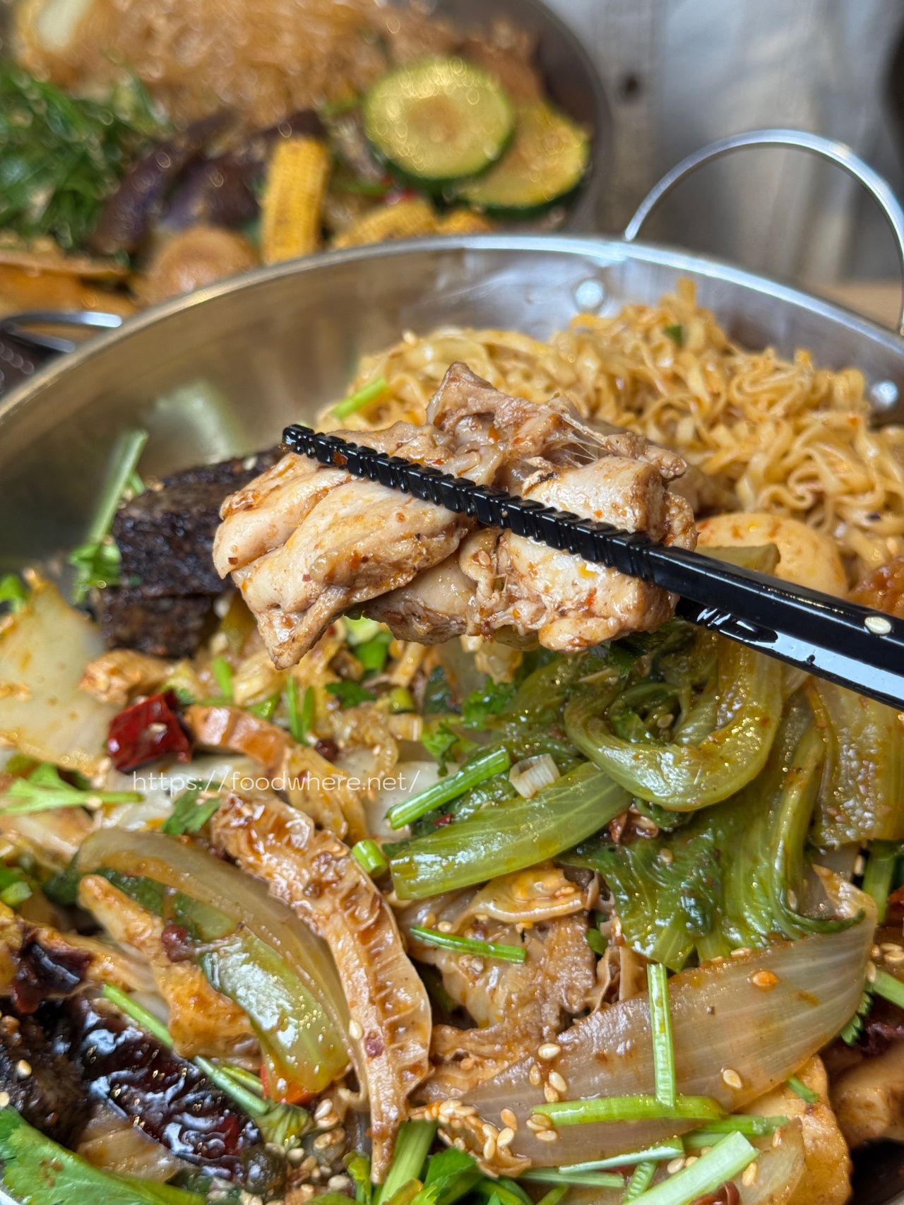 熱河街宵夜美食《呷辣麻辣干鍋－熱河店》道地重慶麻辣乾鍋 ，秤重計價內用白飯、紅茶、雞湯無限量供應 @高雄美食底對