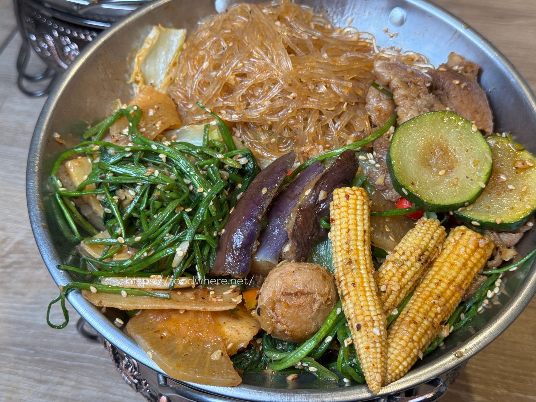 熱河街宵夜美食《呷辣麻辣干鍋－熱河店》道地重慶麻辣乾鍋 ，秤重計價內用白飯、紅茶、雞湯無限量供應 @高雄美食底對
