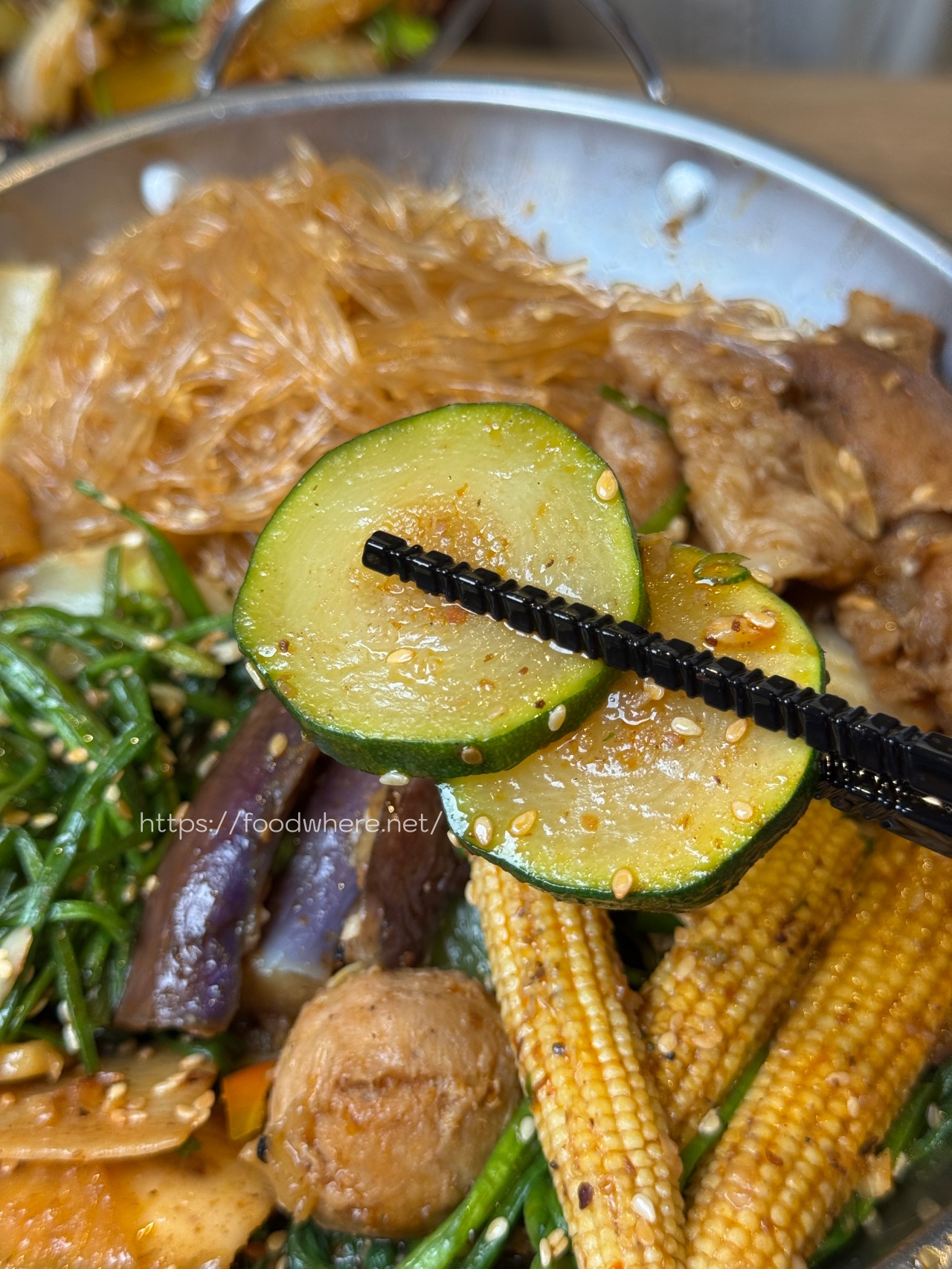熱河街宵夜美食《呷辣麻辣干鍋－熱河店》道地重慶麻辣乾鍋 ，秤重計價內用白飯、紅茶、雞湯無限量供應 @高雄美食底對