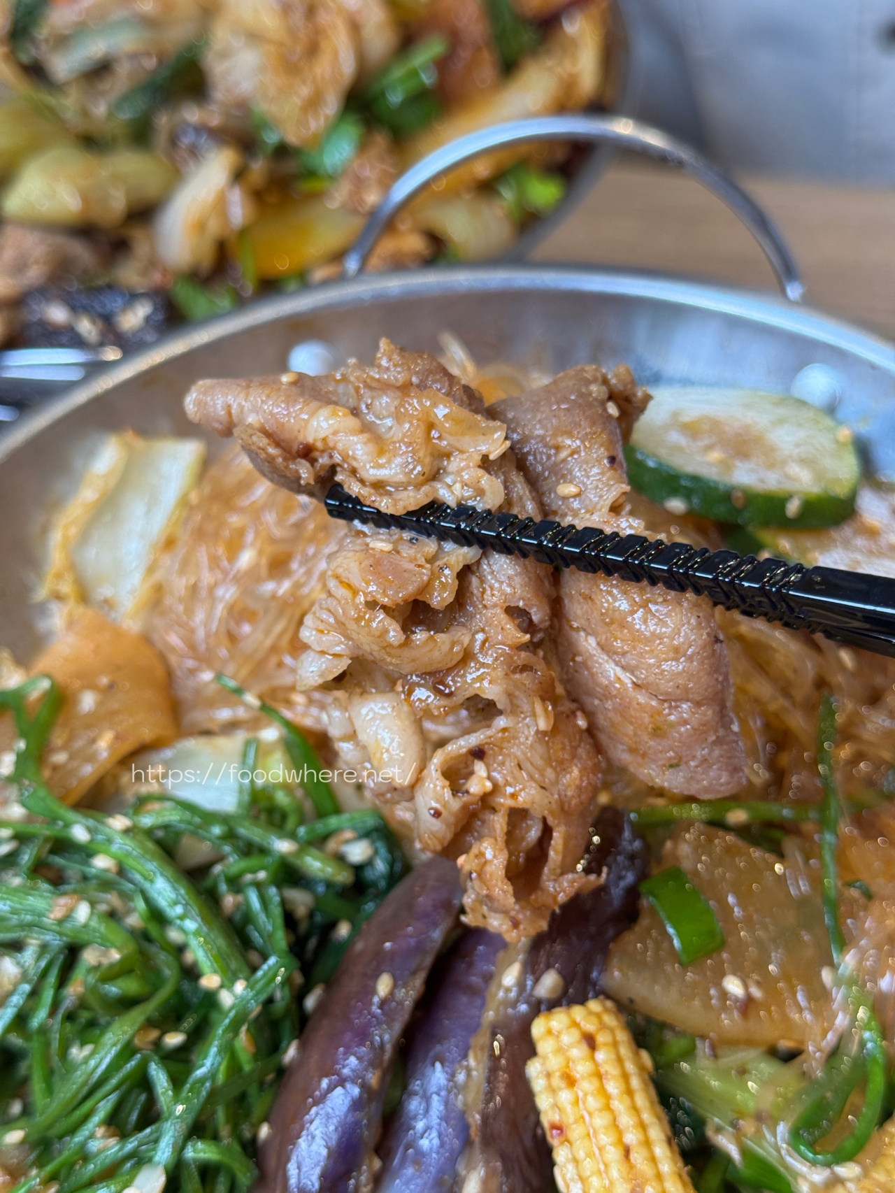熱河街宵夜美食《呷辣麻辣干鍋－熱河店》道地重慶麻辣乾鍋 ，秤重計價內用白飯、紅茶、雞湯無限量供應 @高雄美食底對