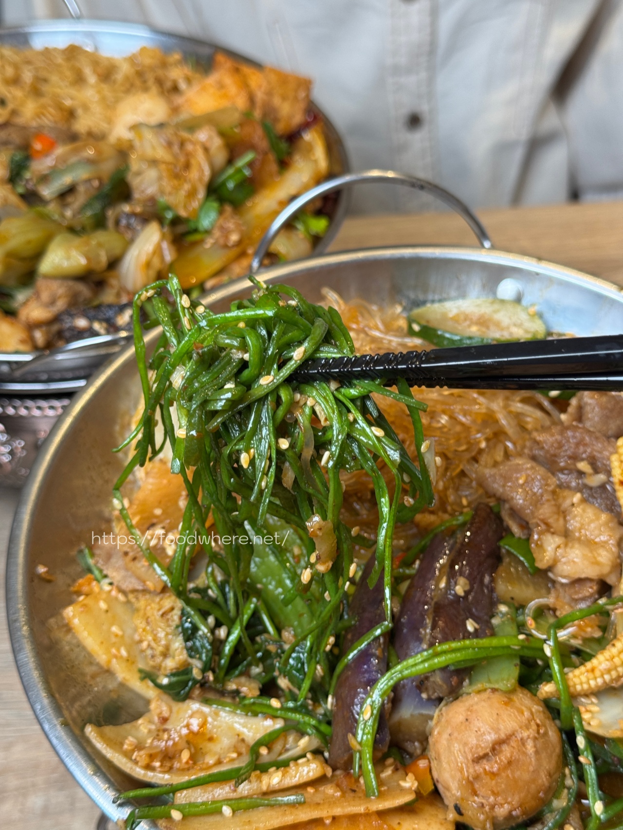 熱河街宵夜美食《呷辣麻辣干鍋－熱河店》道地重慶麻辣乾鍋 ，秤重計價內用白飯、紅茶、雞湯無限量供應 @高雄美食底對