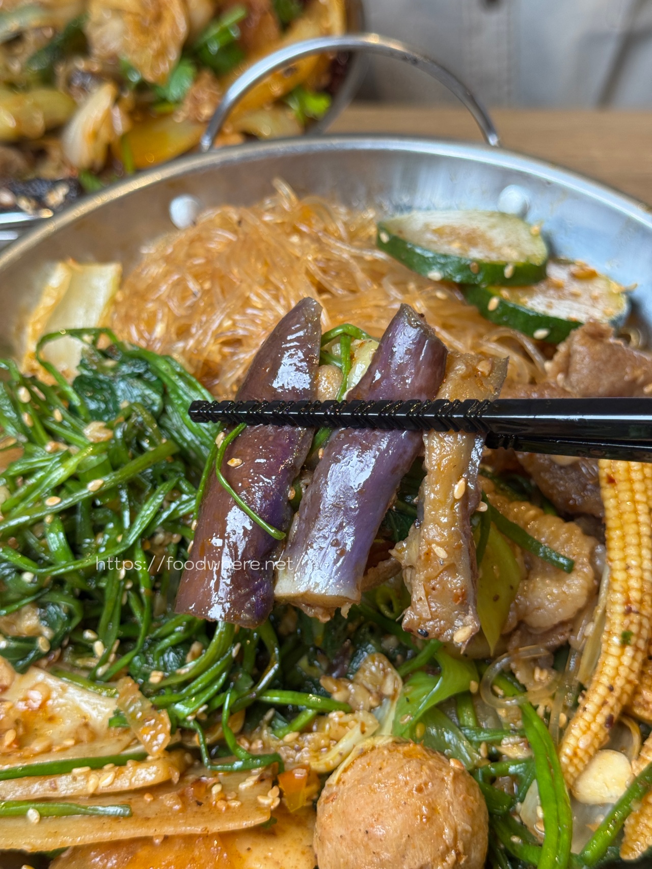 熱河街宵夜美食《呷辣麻辣干鍋－熱河店》道地重慶麻辣乾鍋 ，秤重計價內用白飯、紅茶、雞湯無限量供應 @高雄美食底對