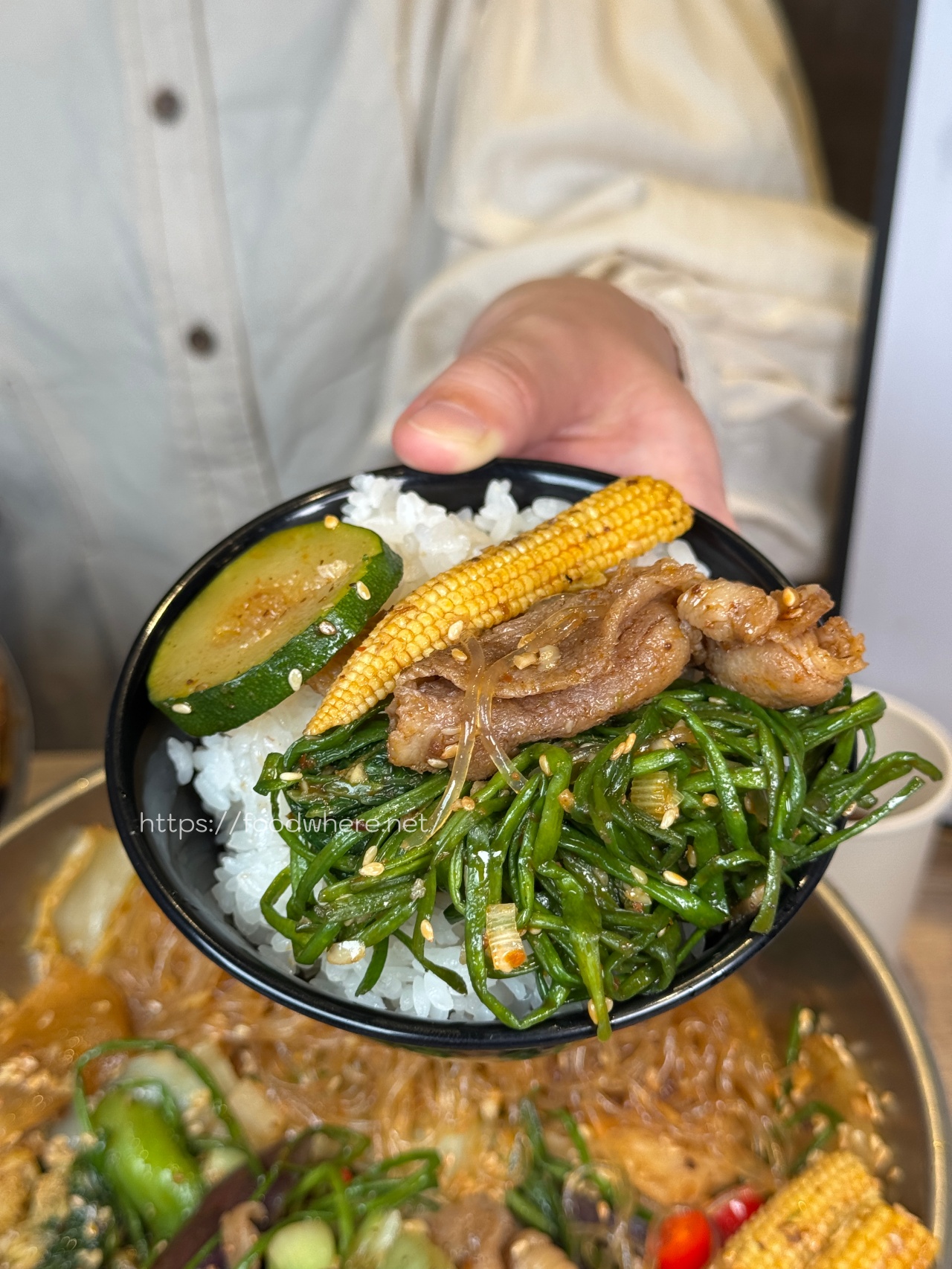 熱河街宵夜美食《呷辣麻辣干鍋－熱河店》道地重慶麻辣乾鍋 ，秤重計價內用白飯、紅茶、雞湯無限量供應 @高雄美食底對
