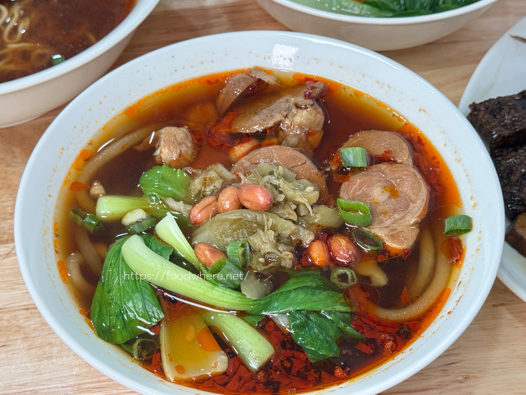 （有菜單）高雄牛肉麵推薦《渝記食記重慶小麵》紅燒牛肉麵、酸辣粉、滷味都非常好吃！台北2024牛肉麵節銀牌 @高雄美食底對