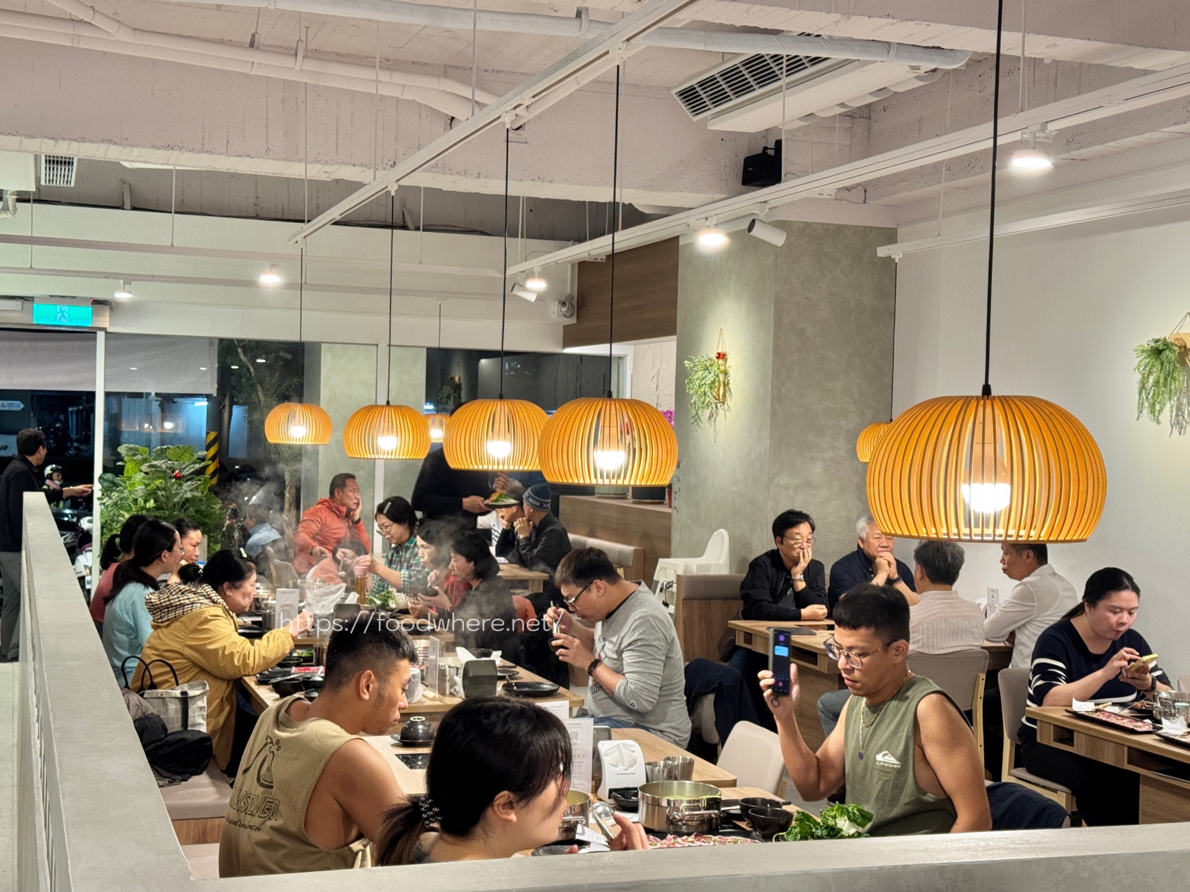 （有放菜單）高雄個人式自助火鍋新高度《小牧鍋 minimoo高雄大同店》主打牛骨鍋、熟成牛肉，自助菜吧超豐盛選擇多 @高雄美食底對