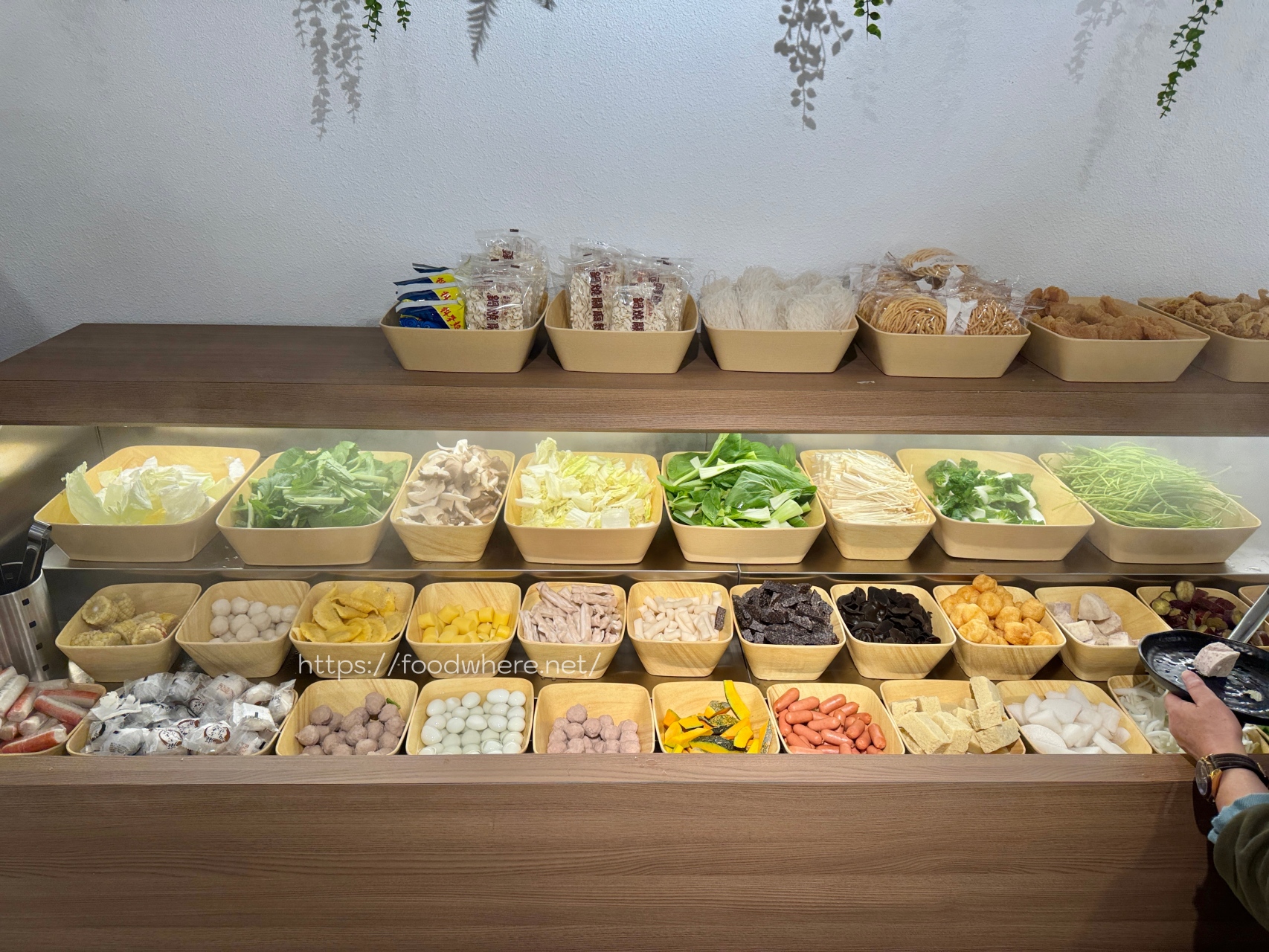 （有放菜單）高雄個人式自助火鍋新高度《小牧鍋 minimoo高雄大同店》主打牛骨鍋、熟成牛肉，自助菜吧超豐盛選擇多 @高雄美食底對