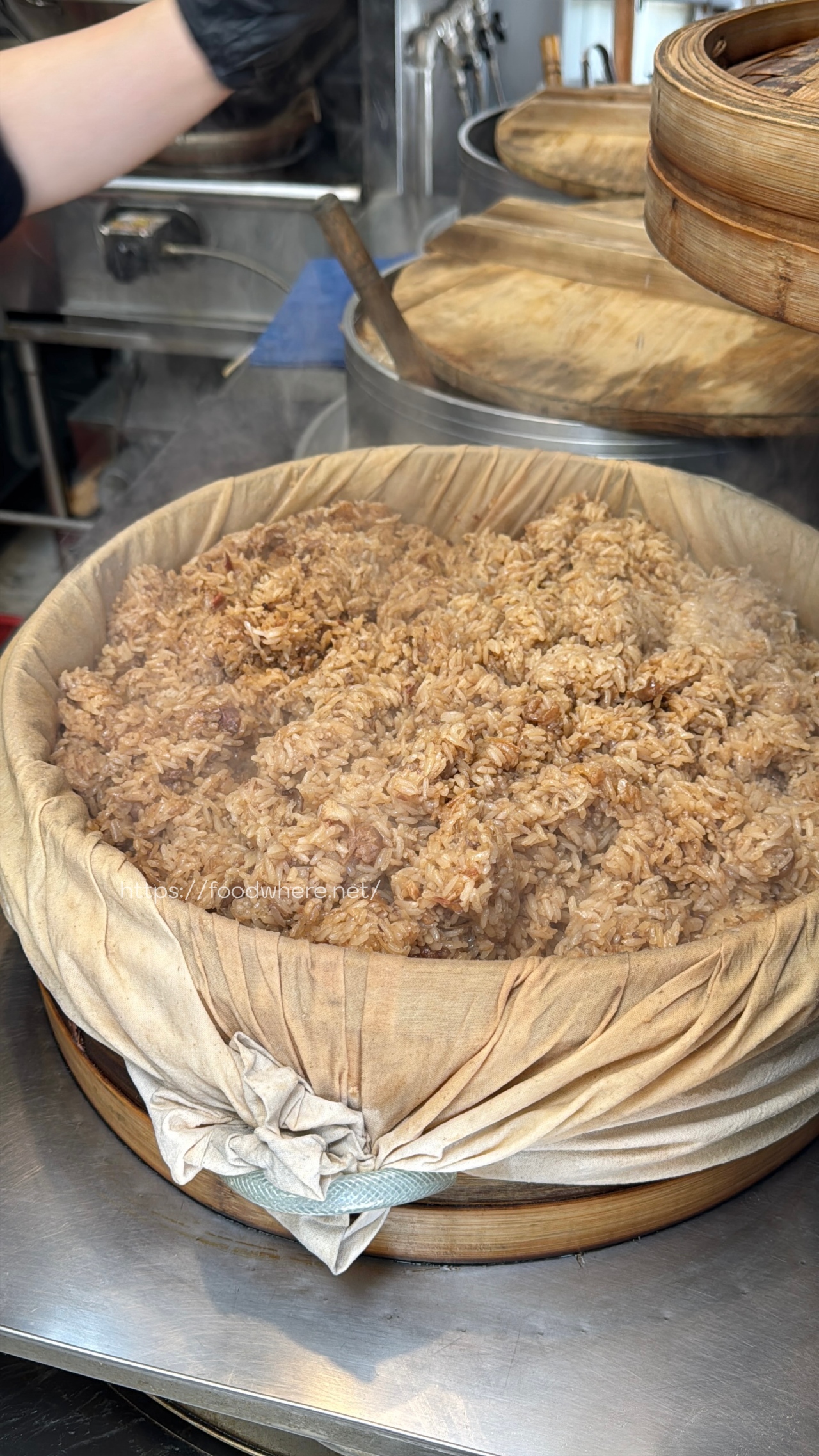 （有菜單）高雄武廟古早味油飯、魚翅羹《春福魚翅羹》竹蒸籠油飯必吃 肉燥飯大份量（有冷氣） @高雄美食底對