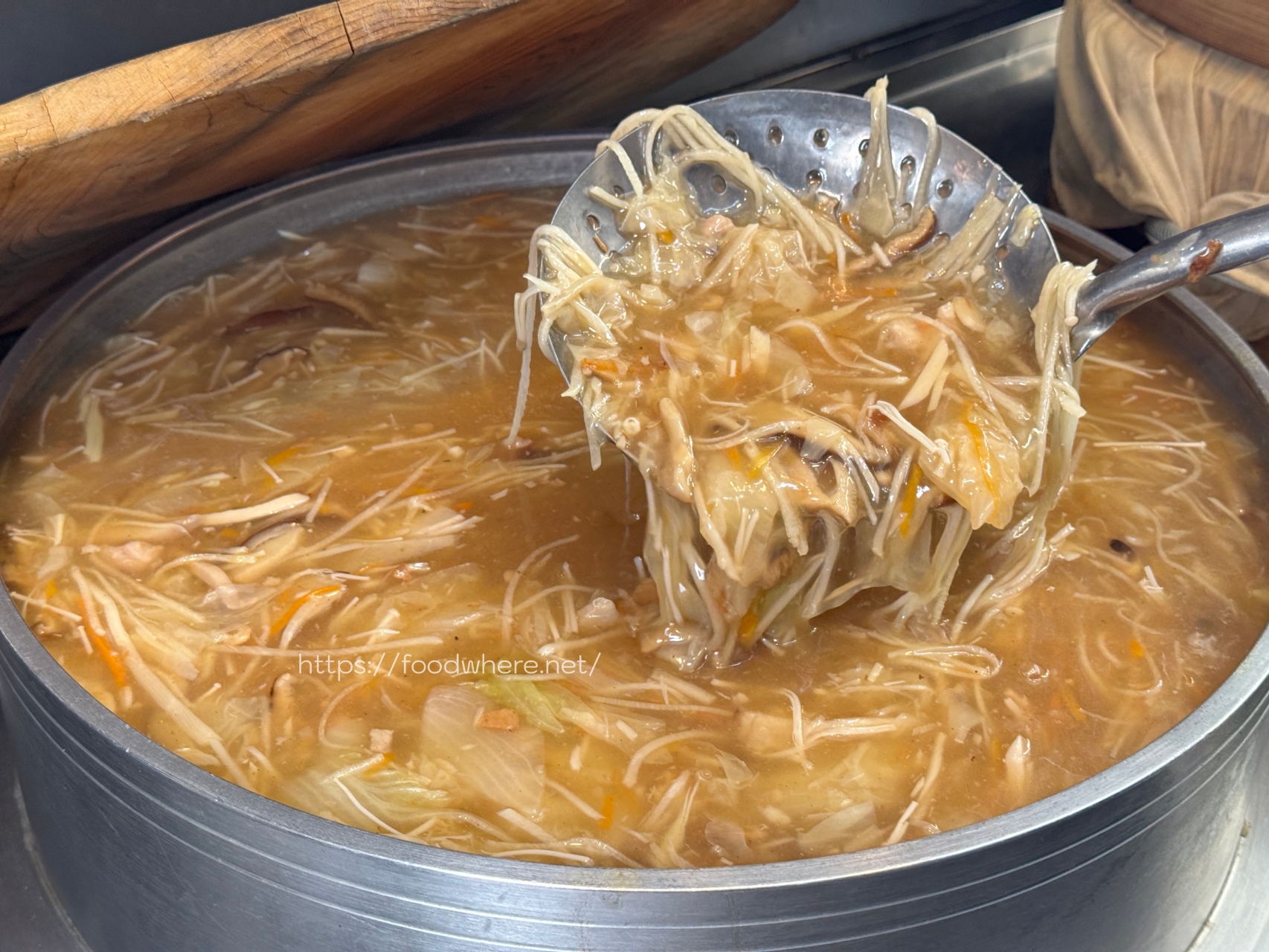 （有菜單）高雄武廟古早味油飯、魚翅羹《春福魚翅羹》竹蒸籠油飯必吃 肉燥飯大份量（有冷氣） @高雄美食底對