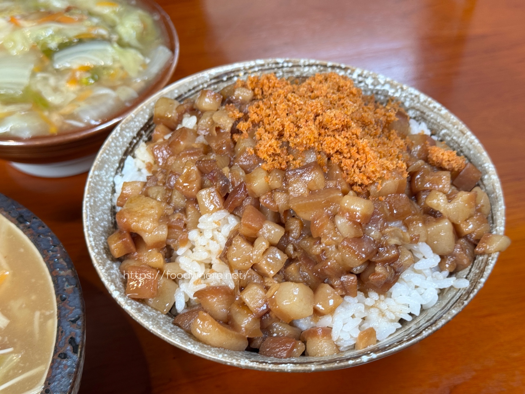 （有菜單）高雄武廟古早味油飯、魚翅羹《春福魚翅羹》竹蒸籠油飯必吃 肉燥飯大份量（有冷氣） @高雄美食底對
