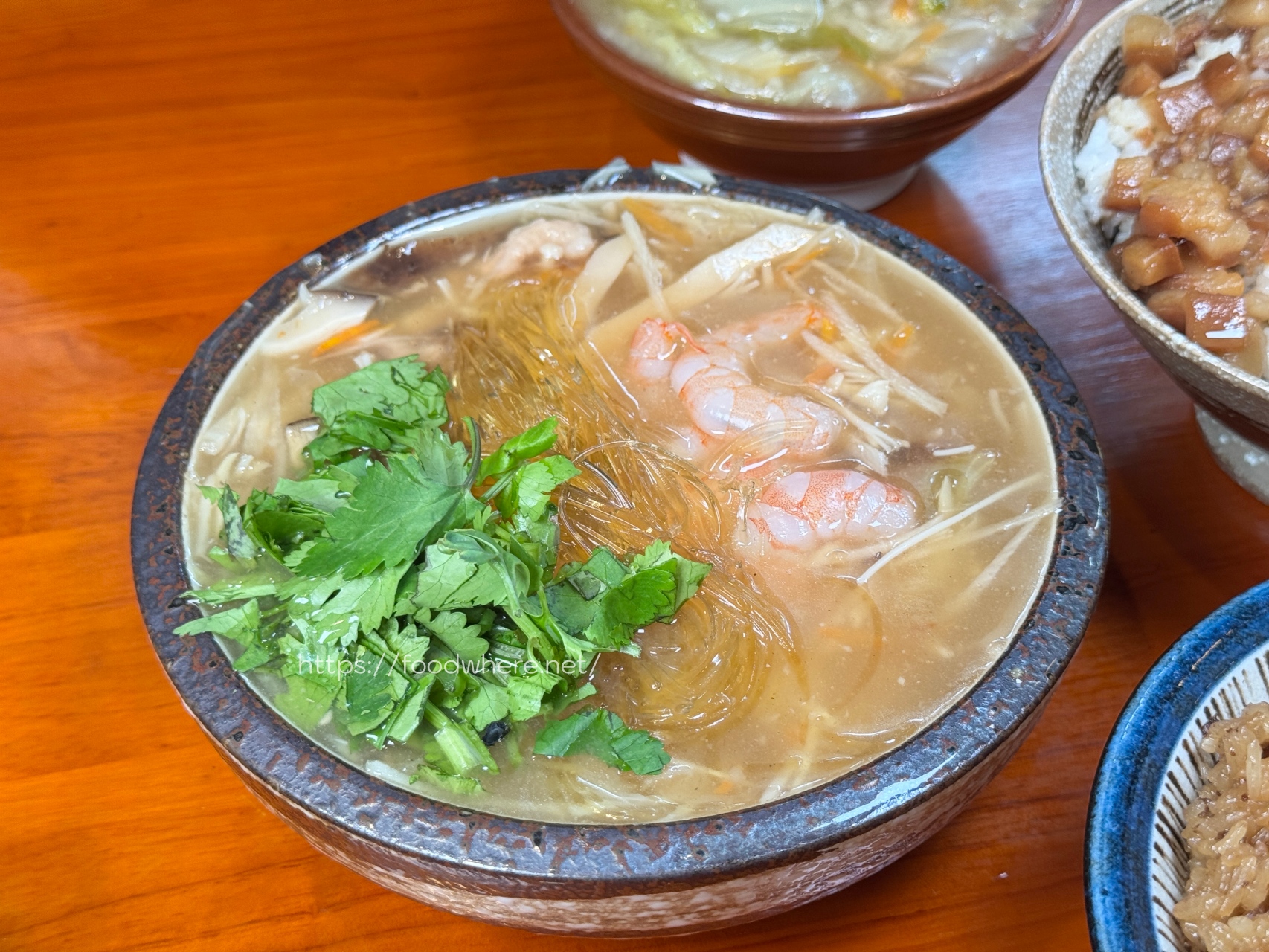 （有菜單）高雄武廟古早味油飯、魚翅羹《春福魚翅羹》竹蒸籠油飯必吃 肉燥飯大份量（有冷氣） @高雄美食底對