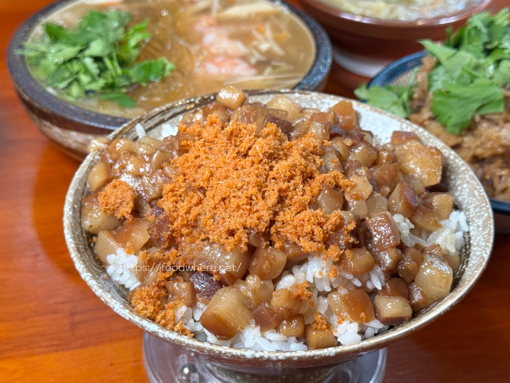 （有菜單）高雄武廟古早味油飯、魚翅羹《春福魚翅羹》竹蒸籠油飯必吃 肉燥飯大份量（有冷氣） @高雄美食底對