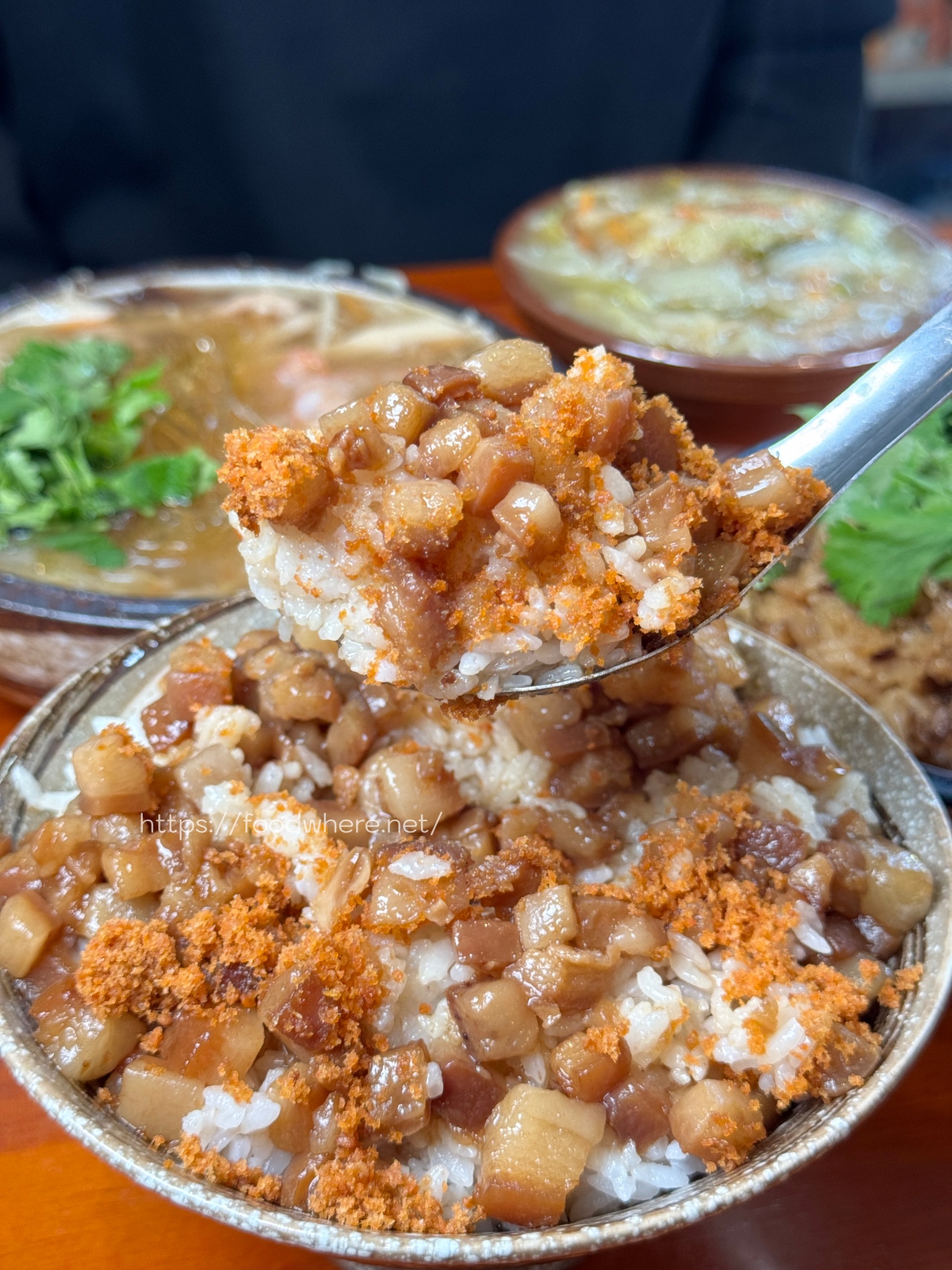 （有菜單）高雄武廟古早味油飯、魚翅羹《春福魚翅羹》竹蒸籠油飯必吃 肉燥飯大份量（有冷氣） @高雄美食底對
