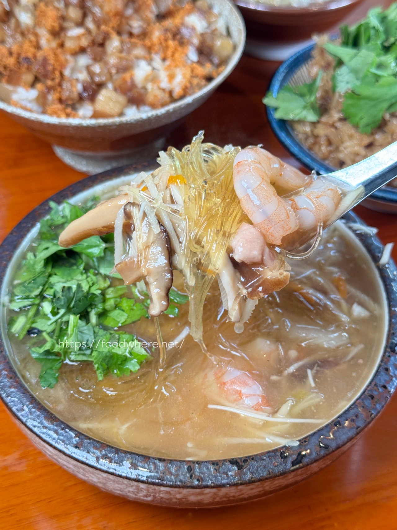 （有菜單）高雄武廟古早味油飯、魚翅羹《春福魚翅羹》竹蒸籠油飯必吃 肉燥飯大份量（有冷氣） @高雄美食底對