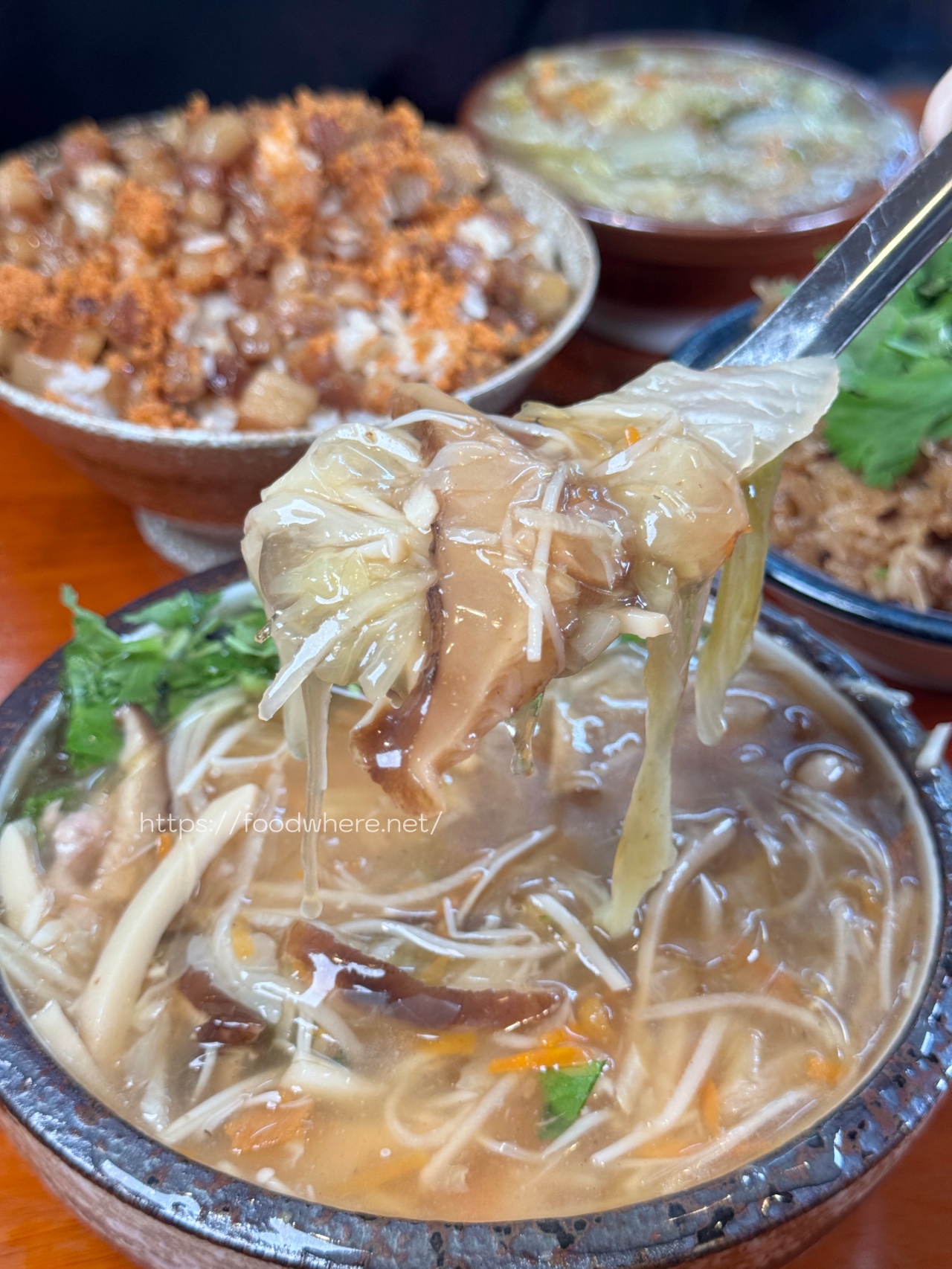 （有菜單）高雄武廟古早味油飯、魚翅羹《春福魚翅羹》竹蒸籠油飯必吃 肉燥飯大份量（有冷氣） @高雄美食底對