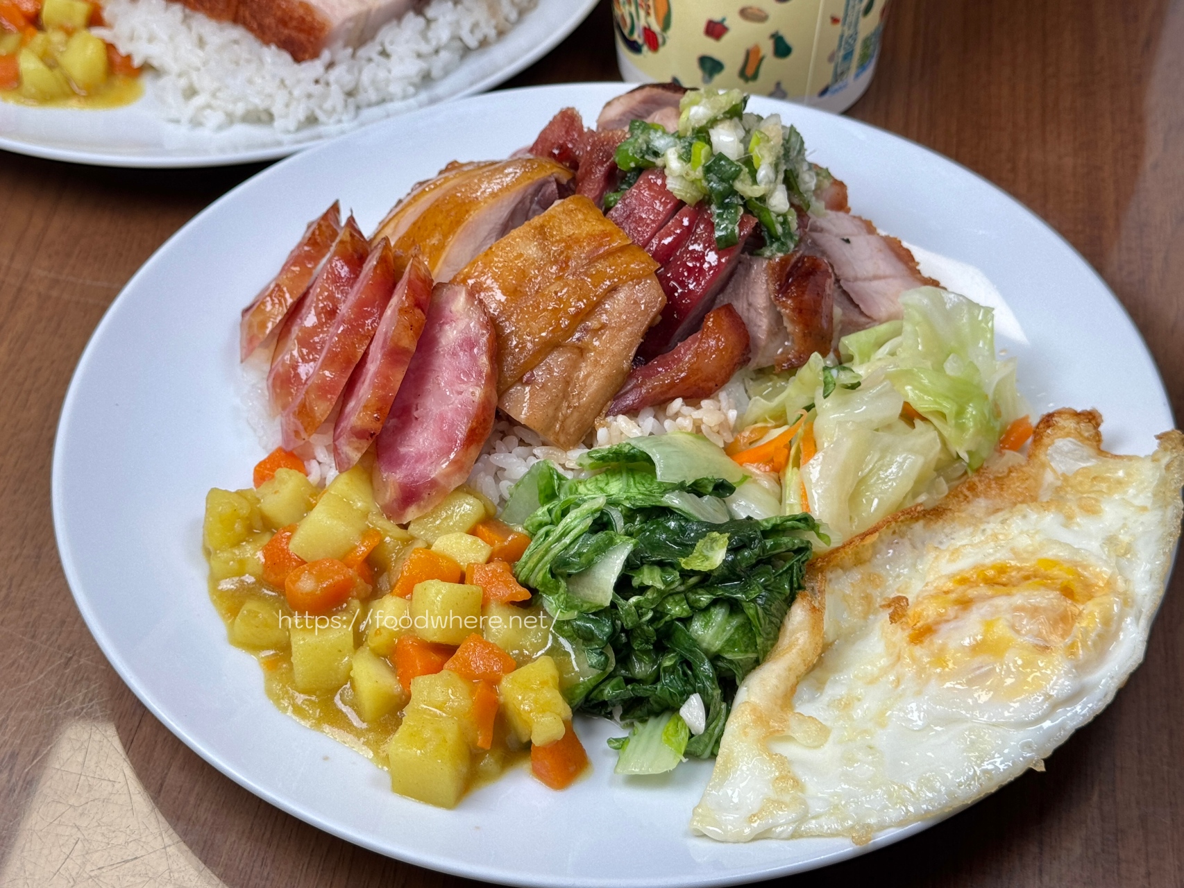 高雄必吃金牌五寶飯《香港尖沙咀燒臘便當》燒腩、叉燒、燒鴨、油雞、香腸一次滿足！ @高雄美食底對