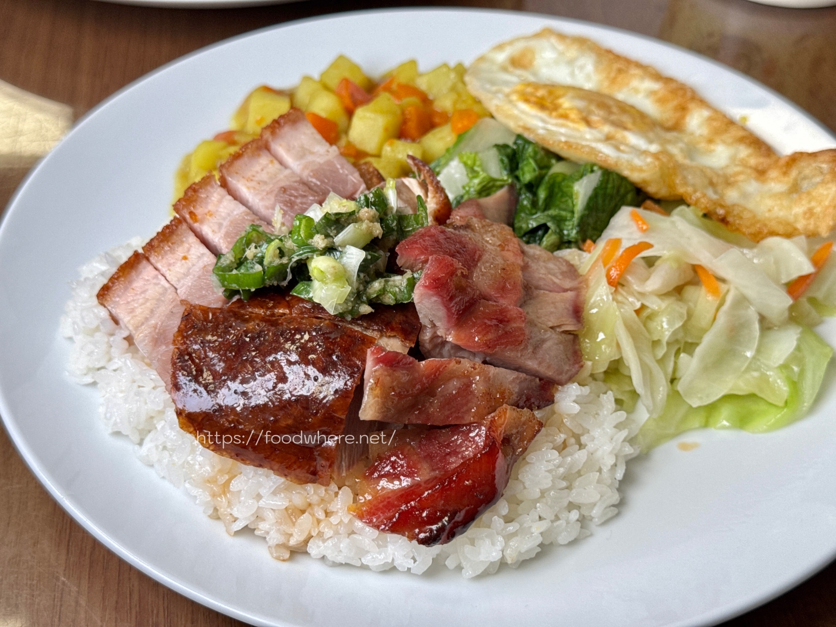 高雄必吃金牌五寶飯《香港尖沙咀燒臘便當》燒腩、叉燒、燒鴨、油雞、香腸一次滿足！ @高雄美食底對