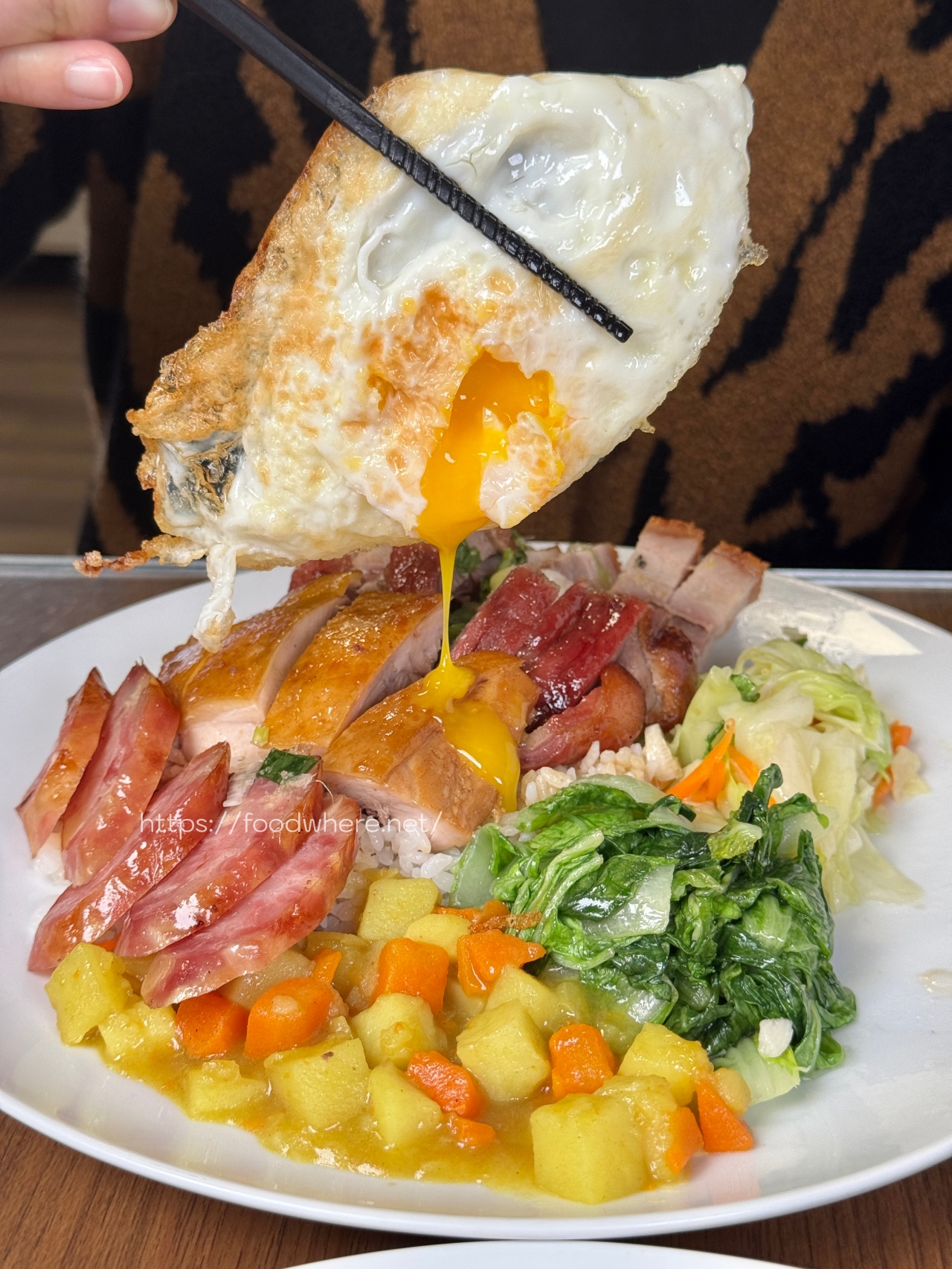高雄必吃金牌五寶飯《香港尖沙咀燒臘便當》燒腩、叉燒、燒鴨、油雞、香腸一次滿足！ @高雄美食底對
