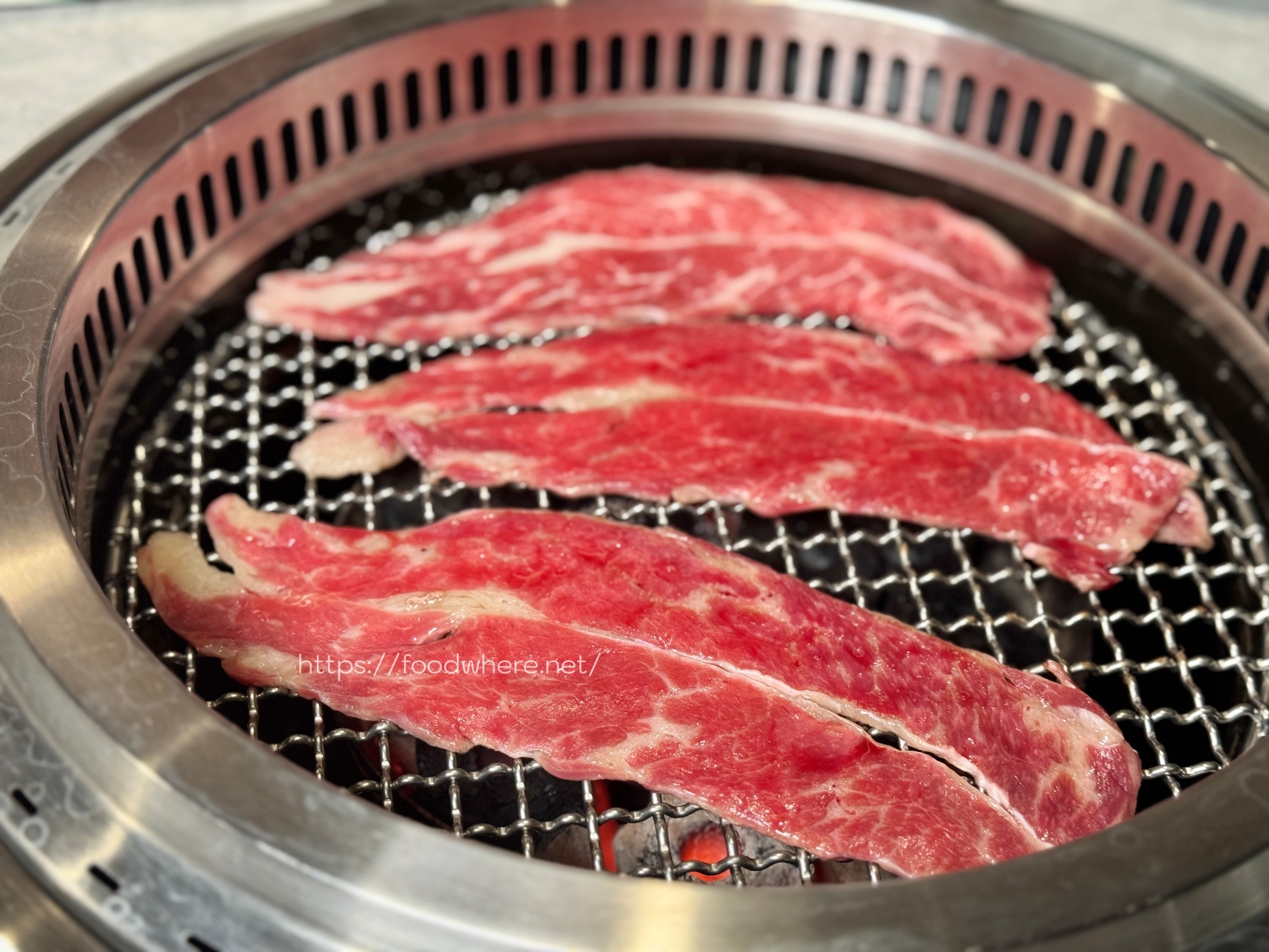 （2025菜單）全臺CP值最高的燒肉店《一底夯》129元起炭火燒烤+39元自助沙拉飲料吧吃到飽 @高雄美食底對