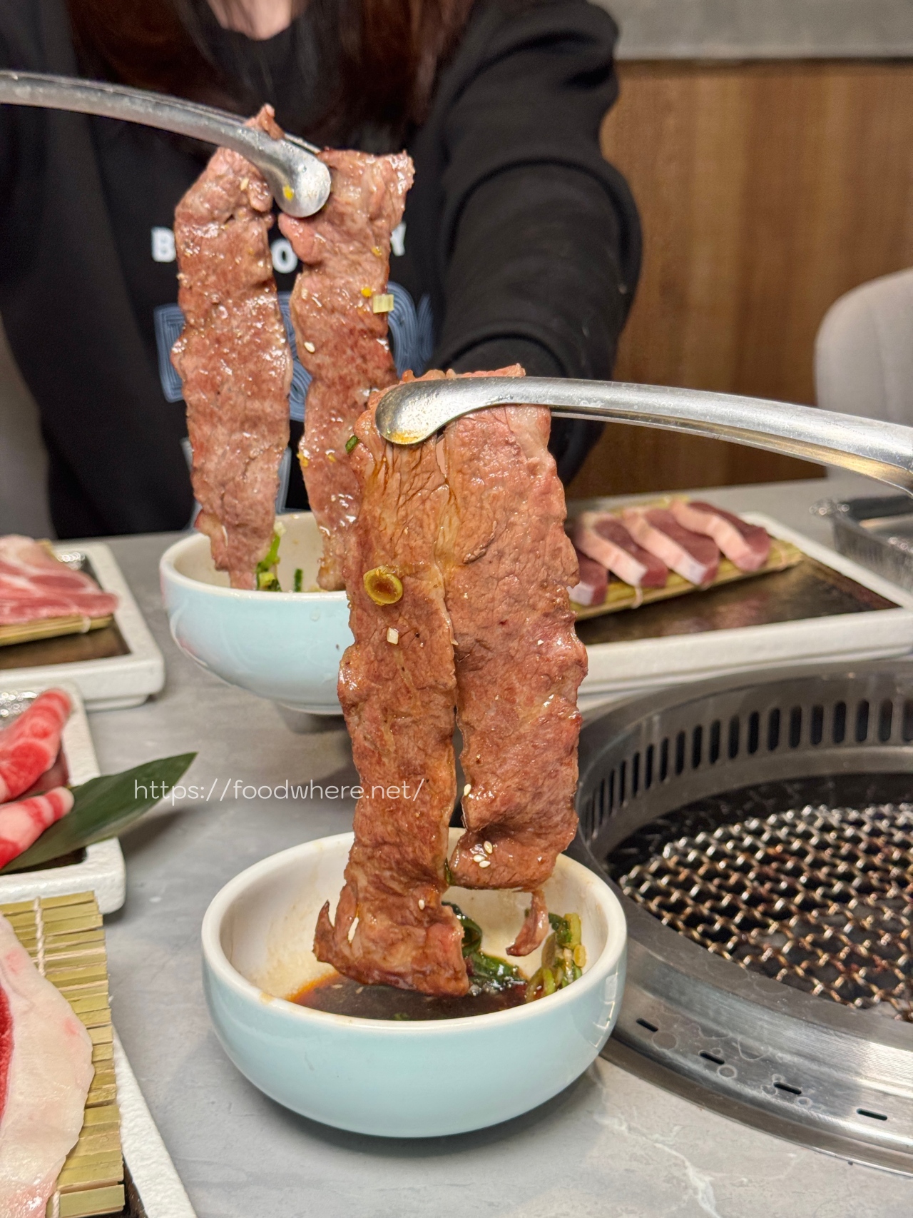 （2025菜單）全臺CP值最高的燒肉店《一底夯》129元起炭火燒烤+39元自助沙拉飲料吧吃到飽 @高雄美食底對
