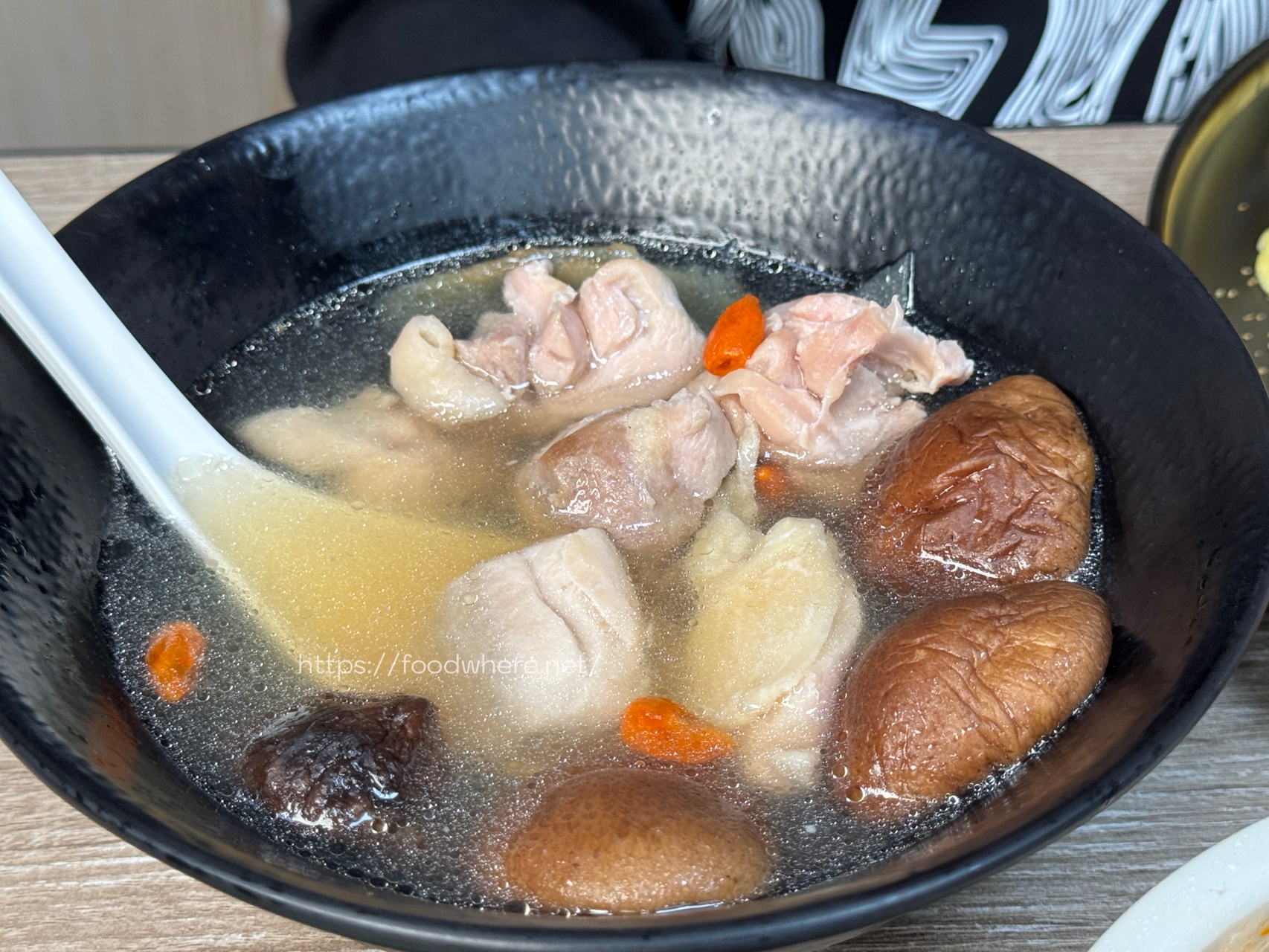 （2025最新菜單）高雄最強麻辣皮蛋拌麵《祿賜LUCI》咖哩飯必加超強螺旋滑蛋包 高醫商圈美食 熱河街必吃美食 @高雄美食底對